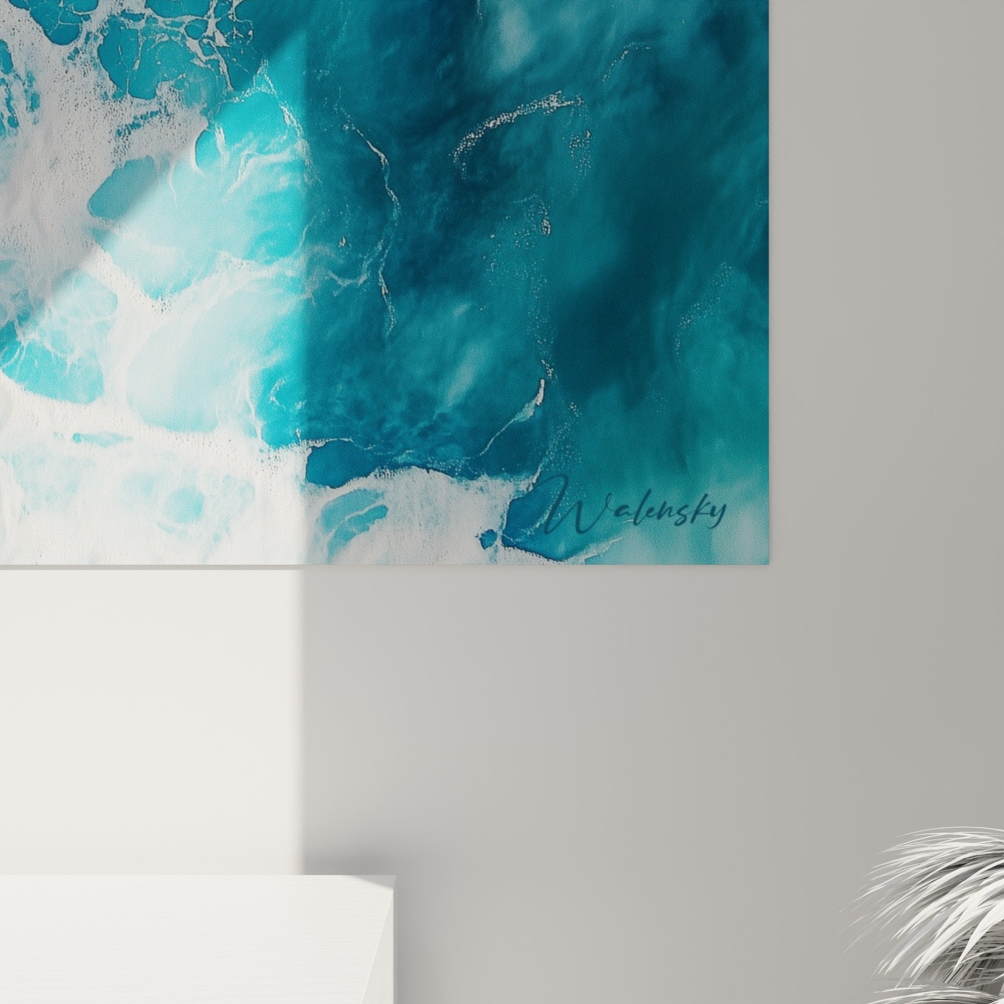 Vue ensemble tableau marbre abstrait tons bleus et blancs, art mural contemporain decoration interieur