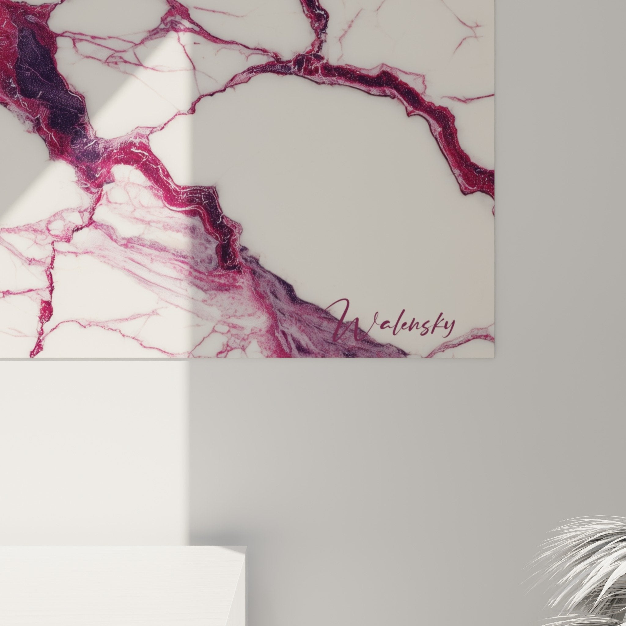 Vue d'ensemble tableau mural marbre abstrait pourpre dans intérieur contemporain élégant