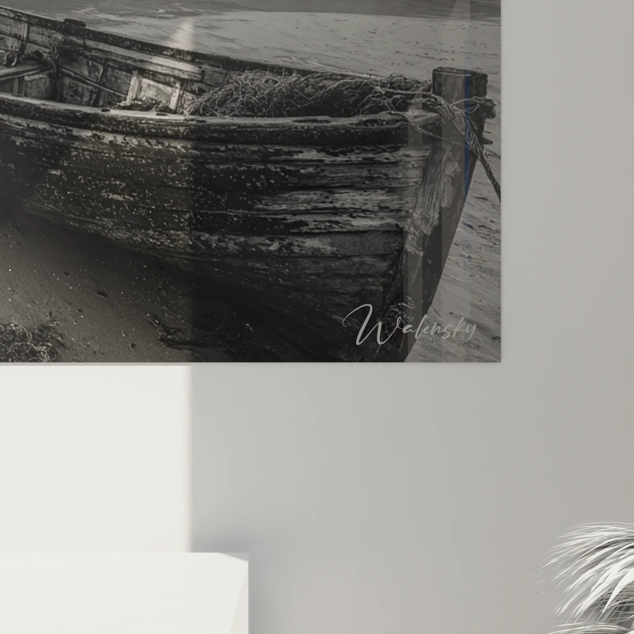 Vue d'ensemble du tableau bateaux échoués noir et blanc dans intérieur moderne avec éclairage ambiant