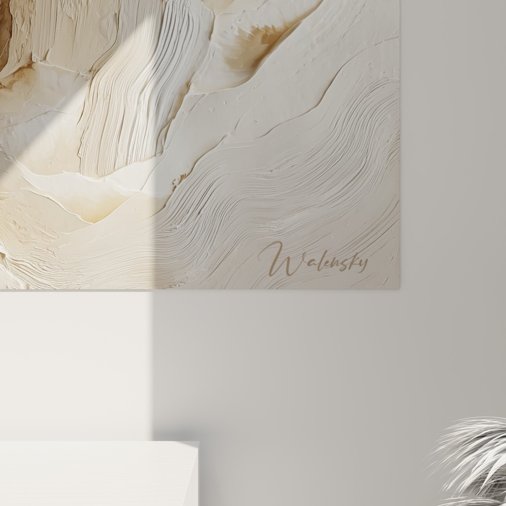 Übersicht des abstrakten Mineralgemäldes, Beige- und Weißtöne in zeitgenössischem Interieur