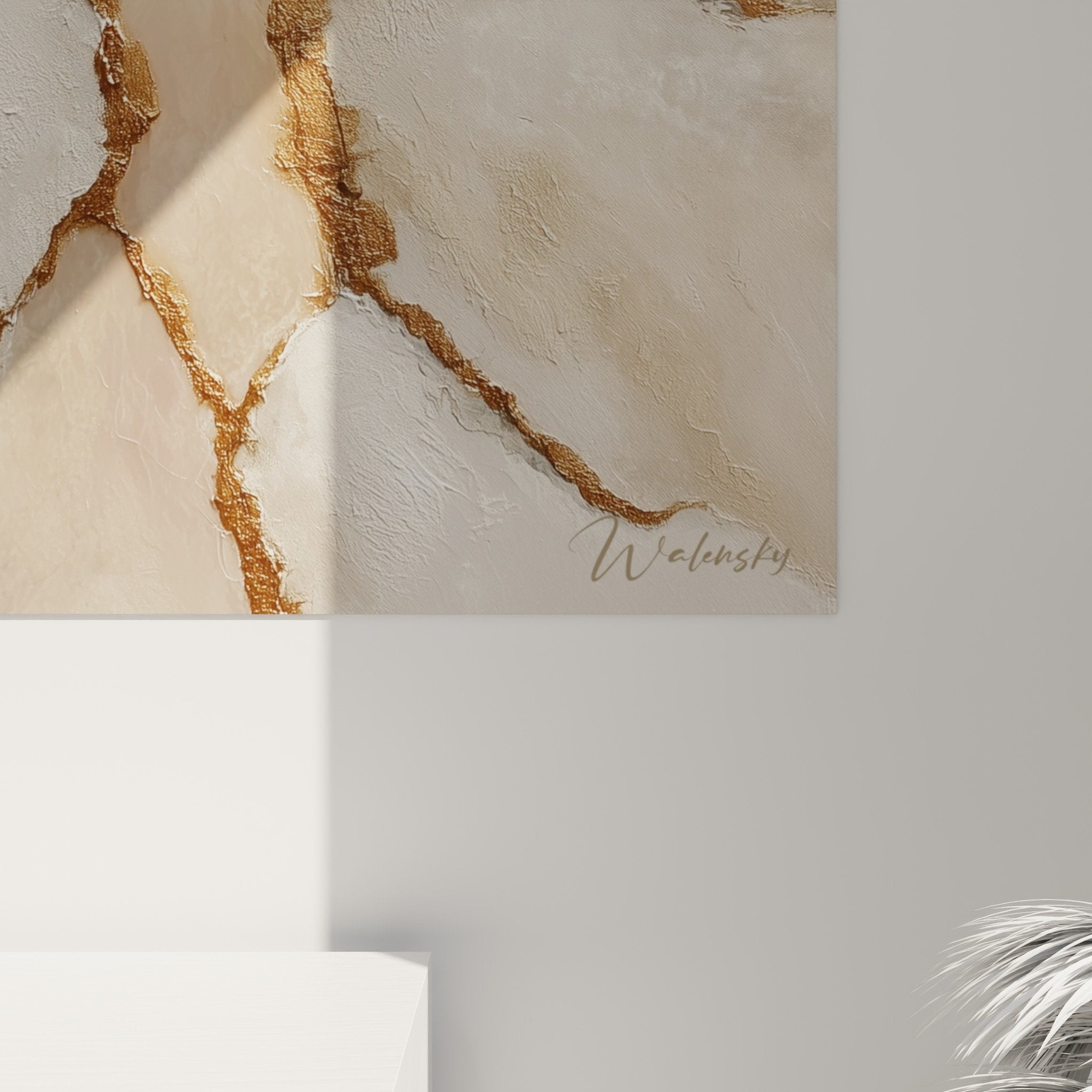 Vue ensemble tableau abstrait mineral beige dore dans interieur contemporain feng shui centre terre