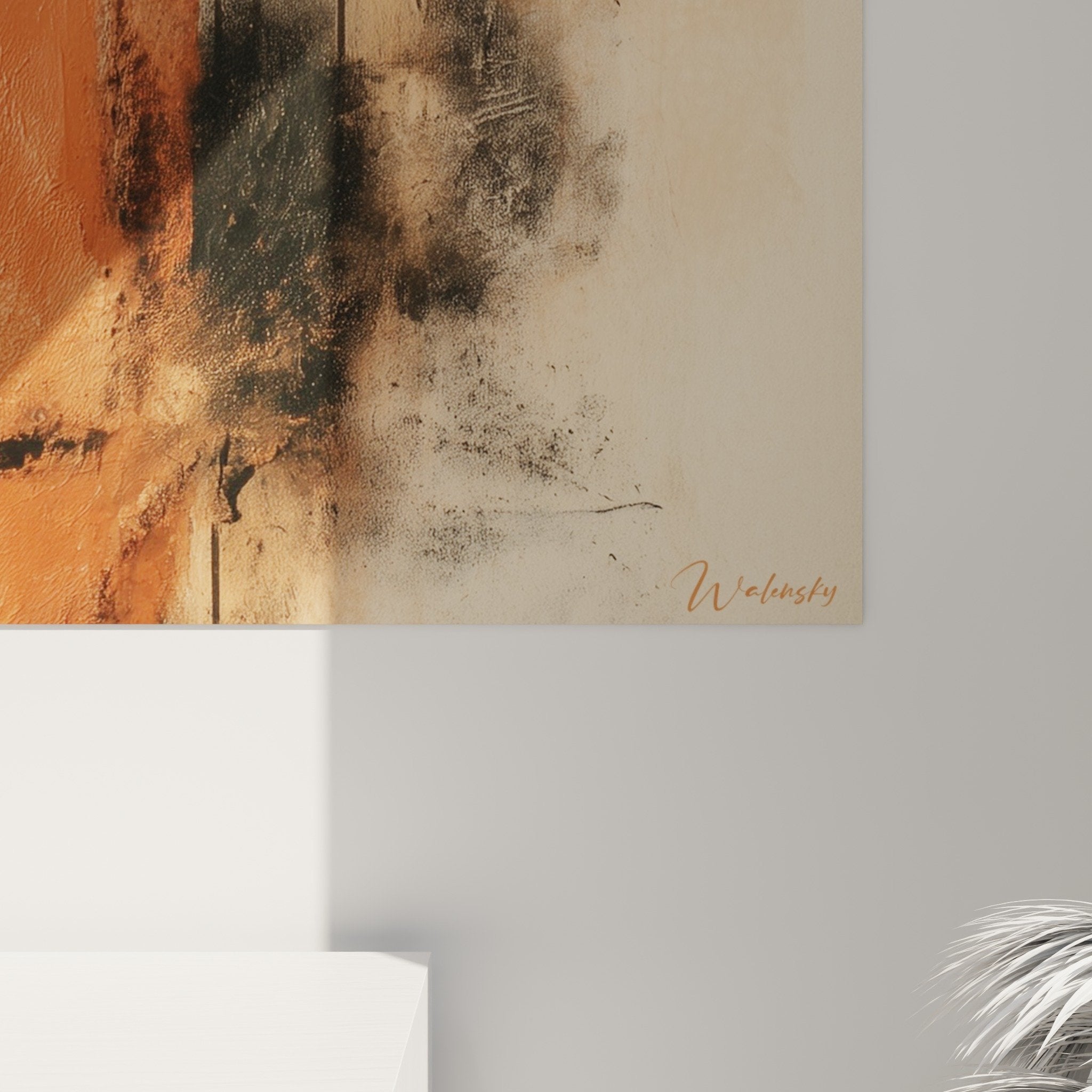 Vue d'ensemble tableau abstrait ocre et noir, composition minérale harmonieuse sur mur neutre