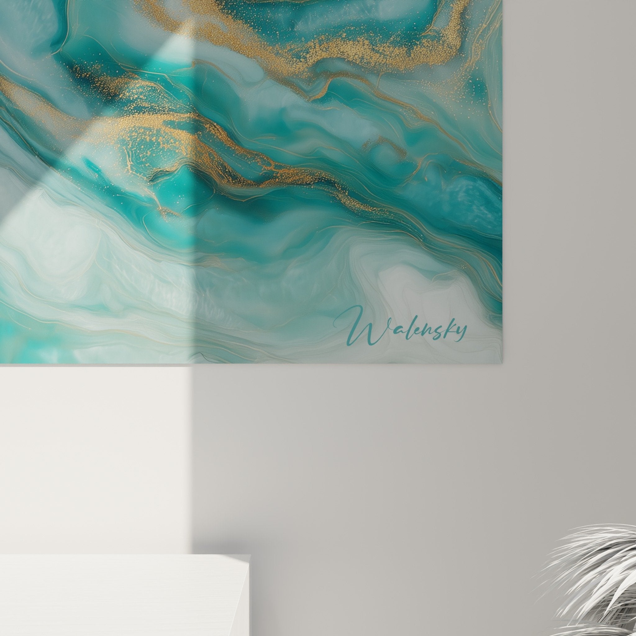 Vue d'ensemble tableau mural abstrait bleu turquoise et doré dans intérieur contemporain élégant