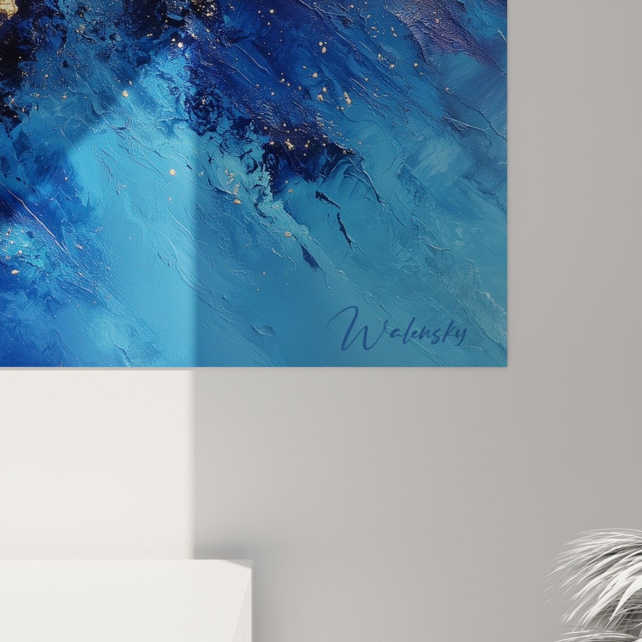 Vue d'ensemble du tableau mural abstrait bleu et or dans un intérieur moderne épuré