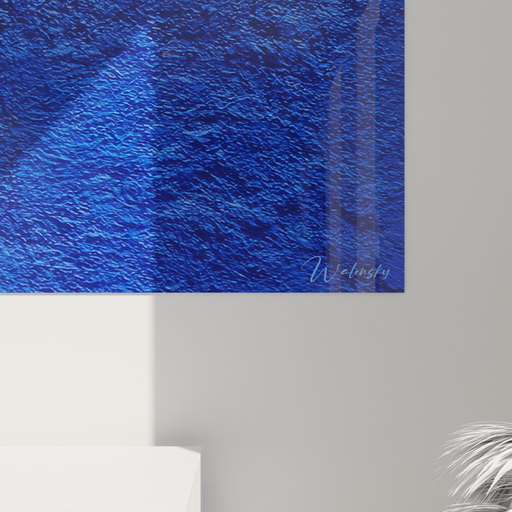 Vue d'ensemble tableau mural bleu abstrait texturé dans intérieur contemporain élégant