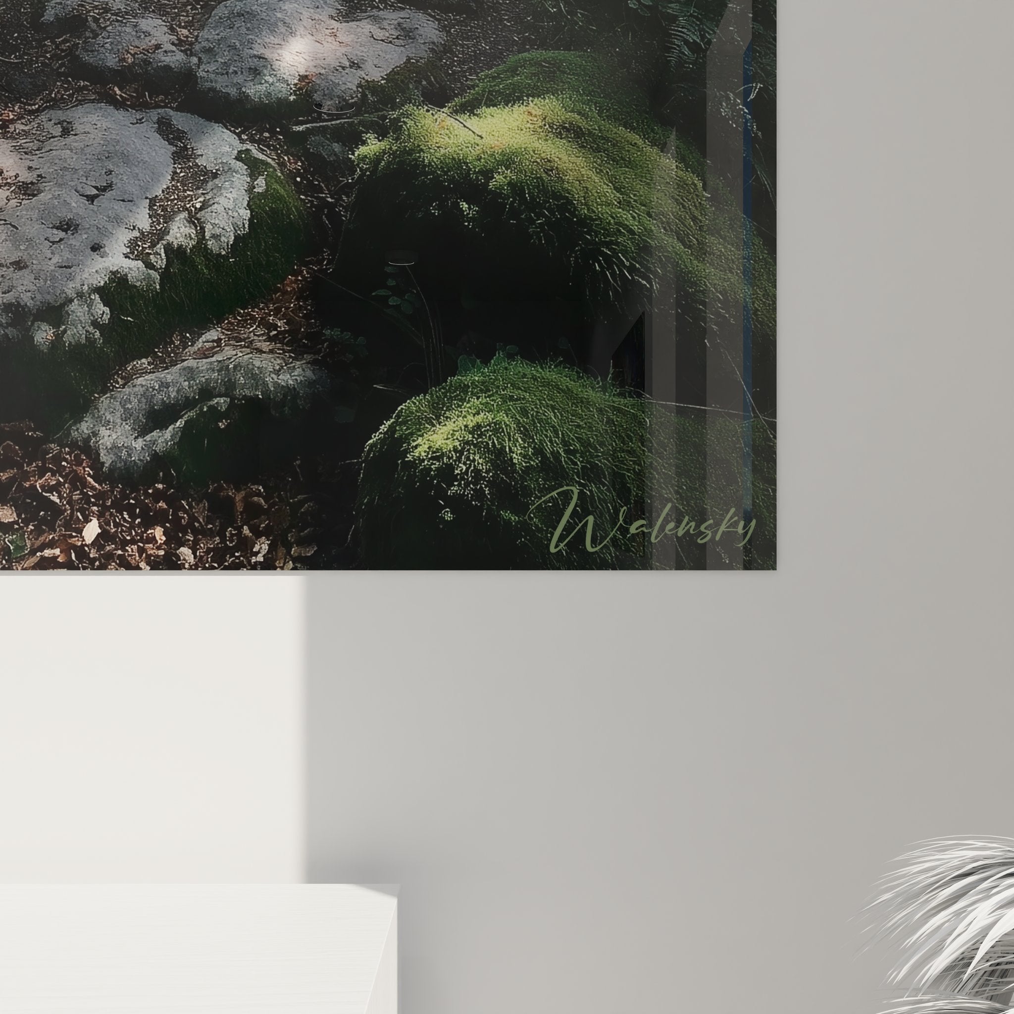 Vue ensemble tableau mural forêt mystique avec chemin pierre dans salon moderne