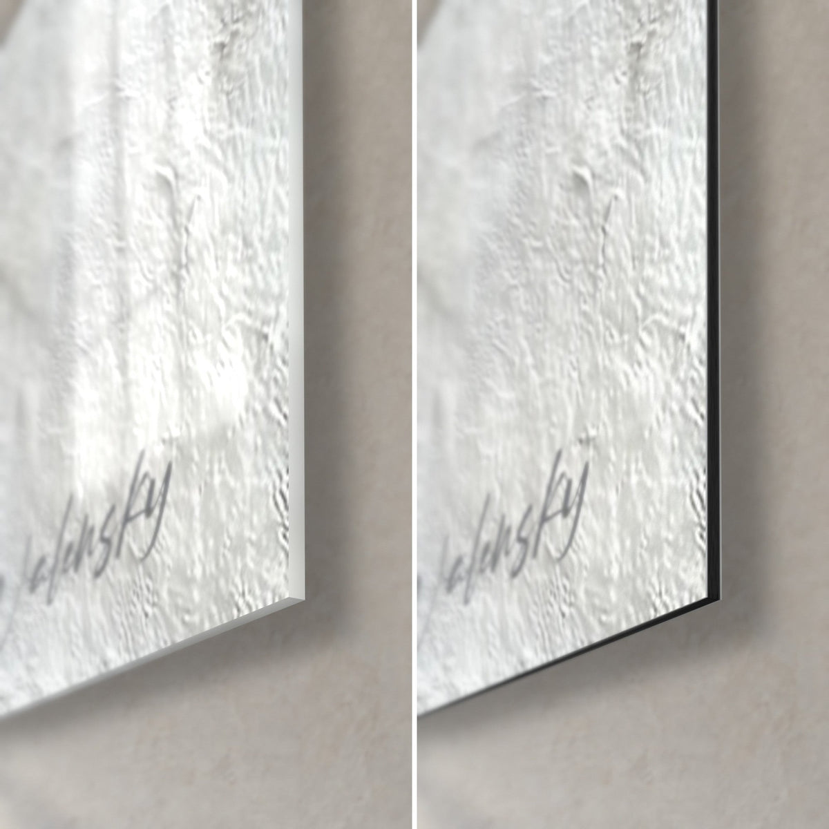 Quadro di corteccia d'albero screpolata in bianco e nero, angolo in basso a destra, vetro lucido a sinistra, Dibond opaco a destra, bordo nero