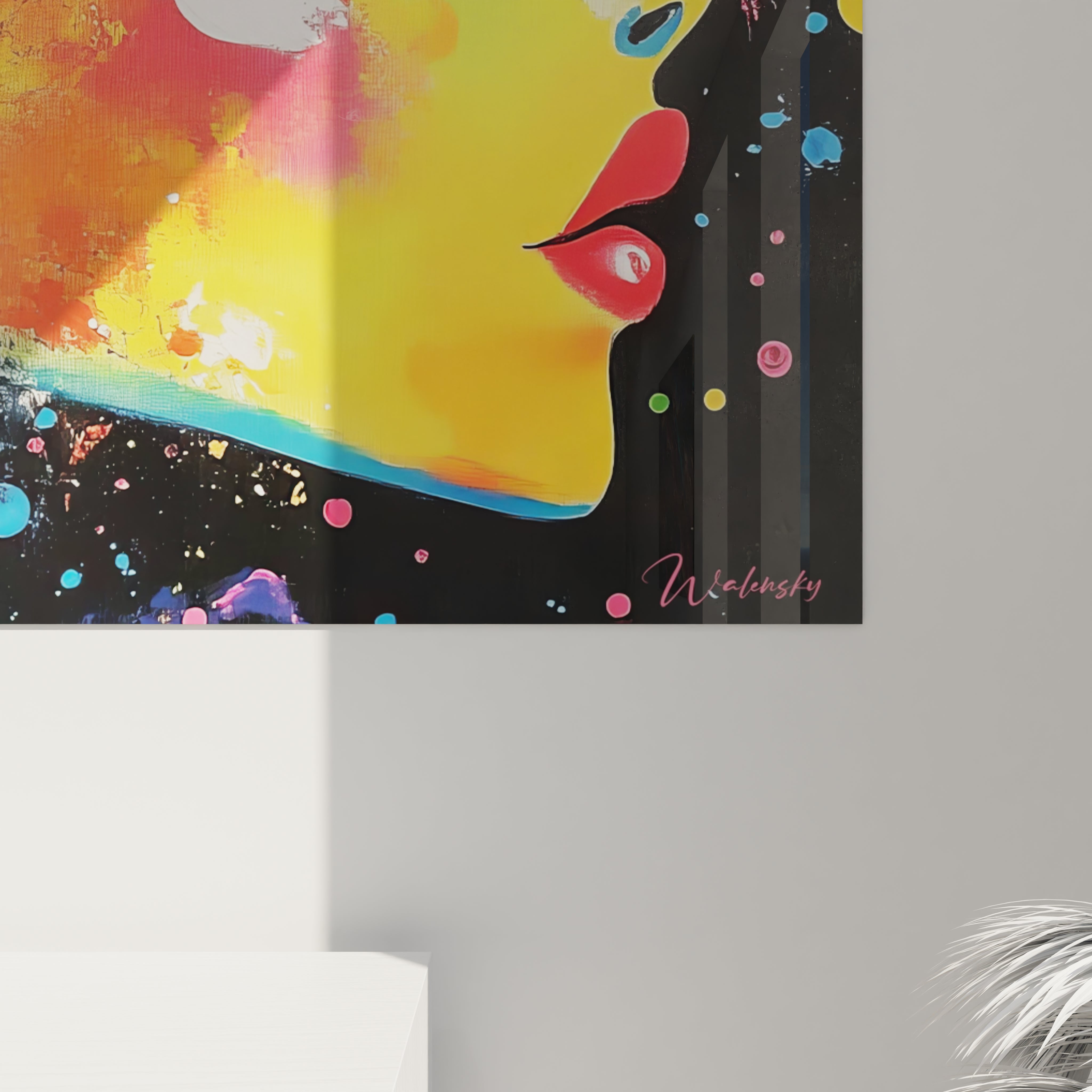 Vue ensemble tableau mural femme profil abstrait coloré dans décoration intérieure moderne design