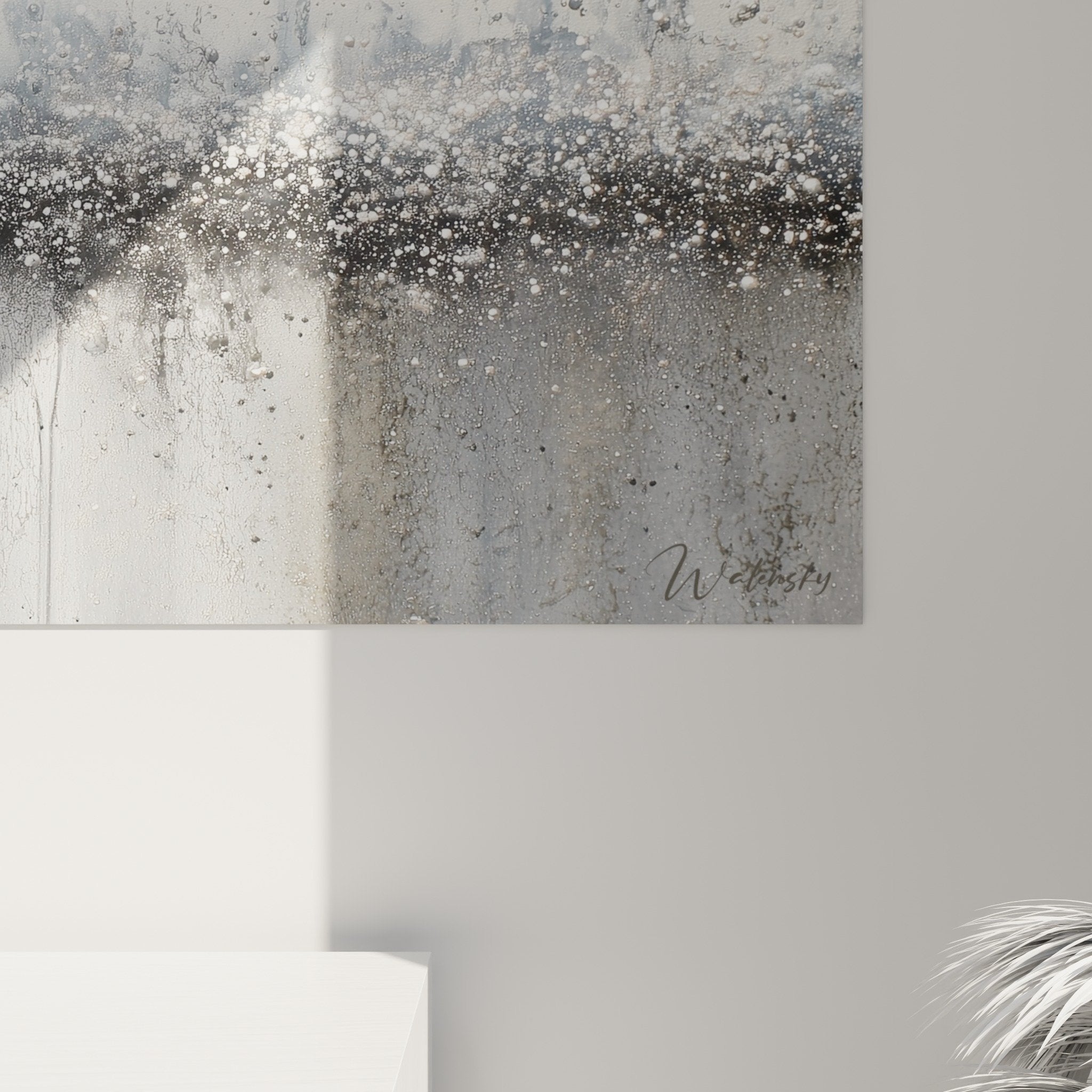 Vue d'ensemble tableau mural abstrait gris blanc doré dans intérieur moderne feng shui ouest métal