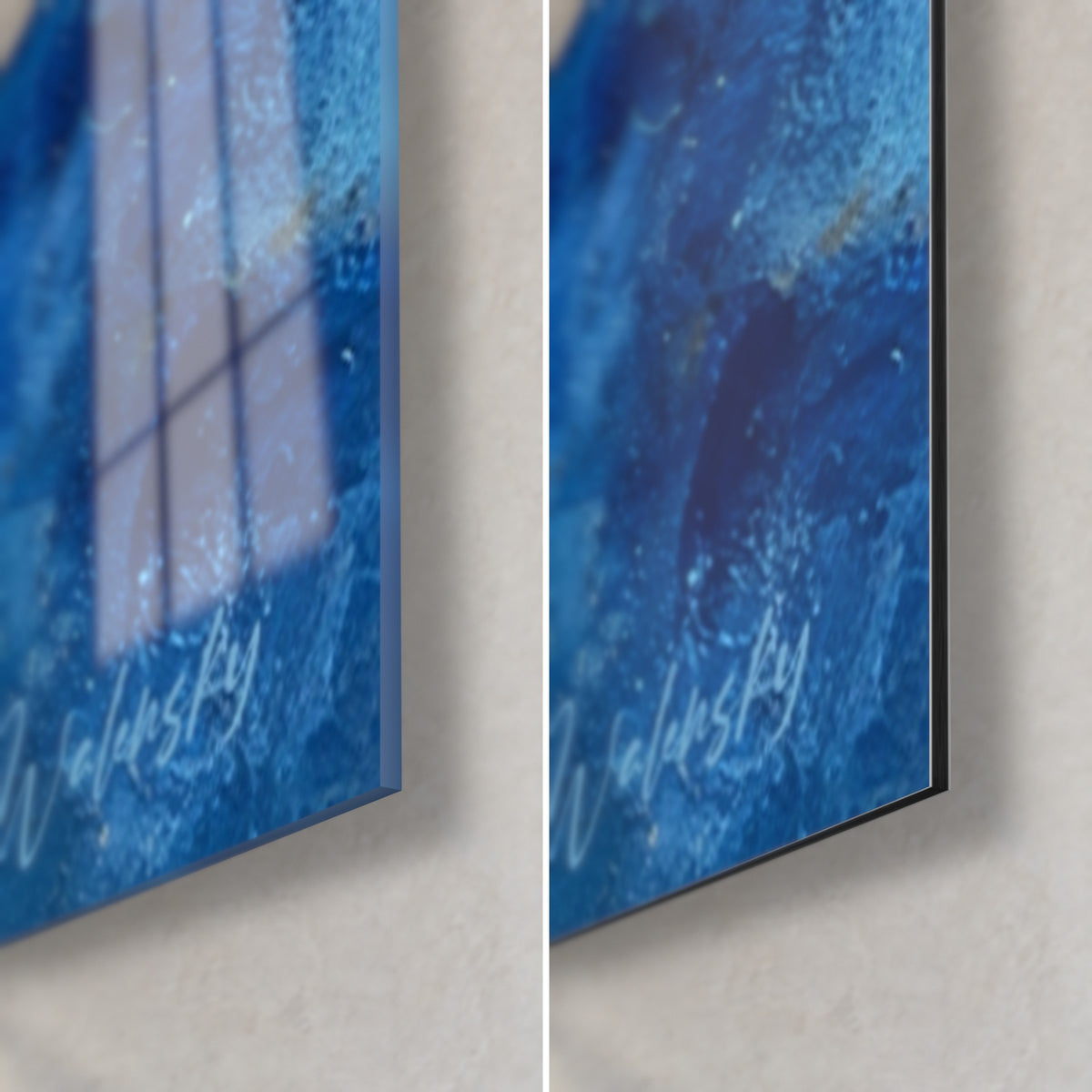 Schilderij abstract in koningsblauw en goud, rechtsonder: glanzend glas links, mat Dibond rechts, 3 mm rand zichtbaar