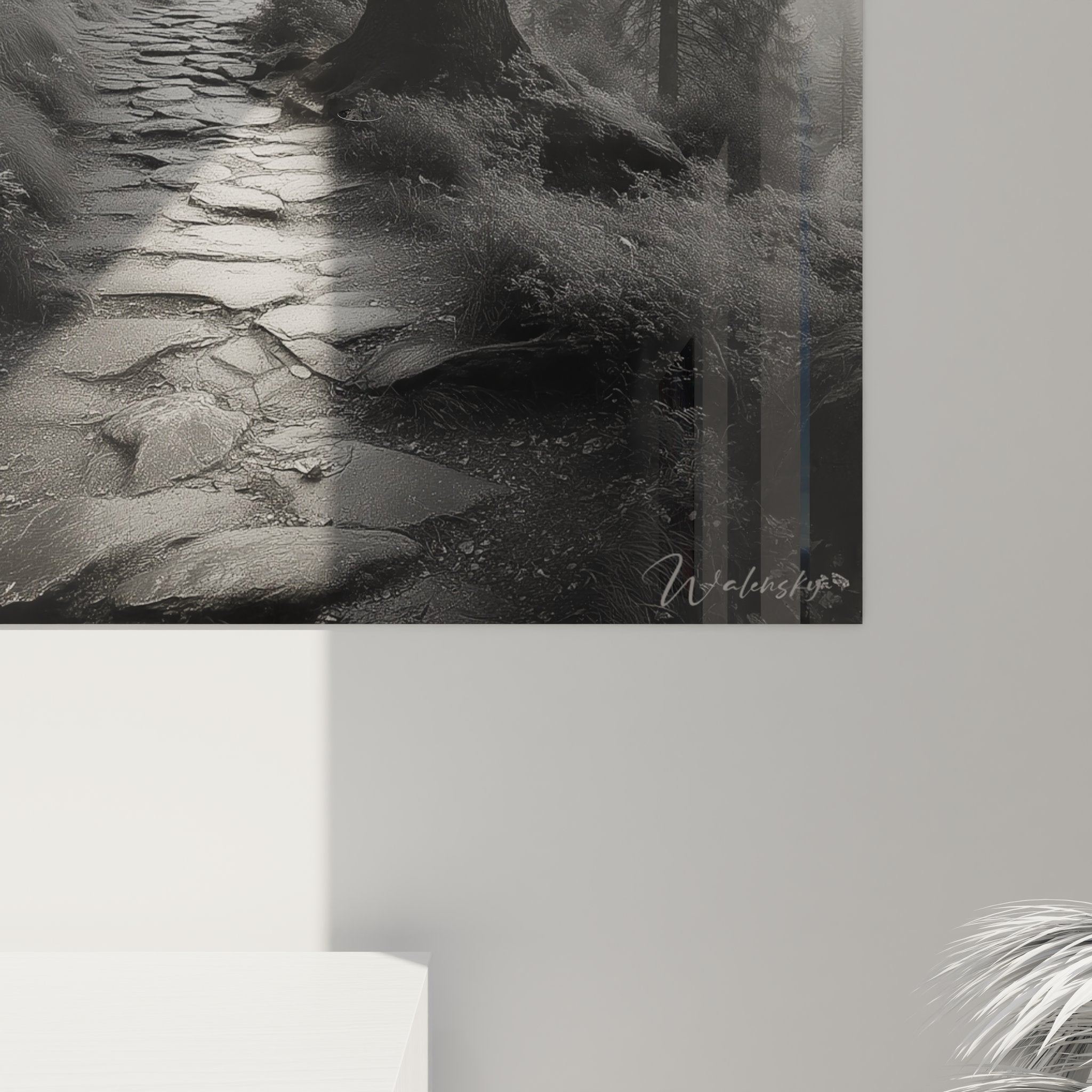 Vue d'ensemble tableau mural forêt brumeuse avec sentier pavé dans salon moderne