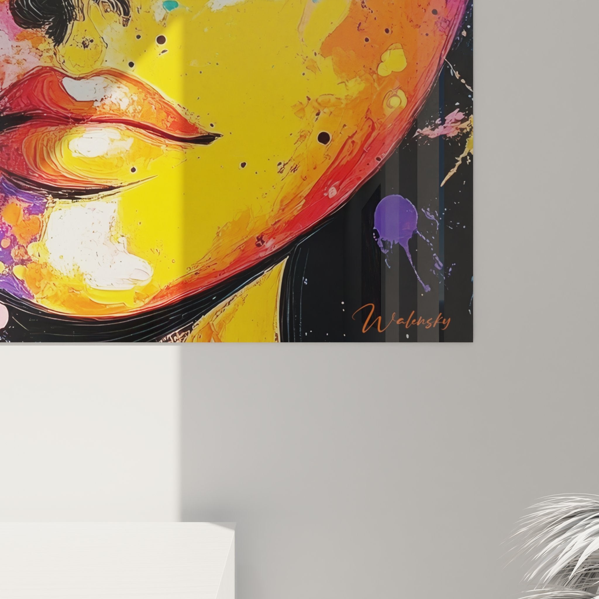 Vue ensemble tableau mural portrait féminin abstrait coloré dans intérieur design