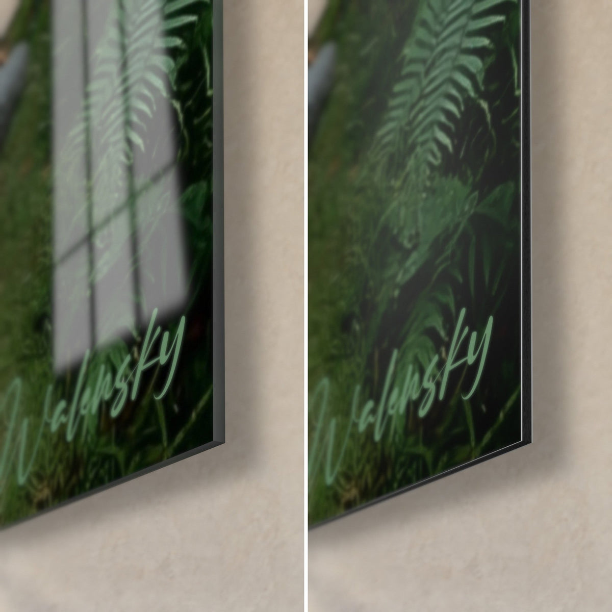 Quadro passaggio mistico tra tronchi ricoperti di muschio, felci verde intenso, firma Walensky, angolo in basso a destra in vetro lucido e alluminio Dibond opaco, spessore 3 mm