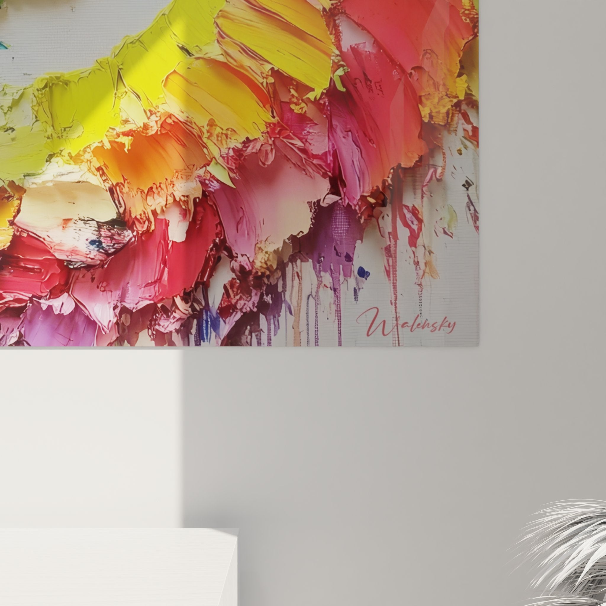 Vue d'ensemble tableau mural spirale abstraite multicolore dans intérieur moderne aux murs blancs