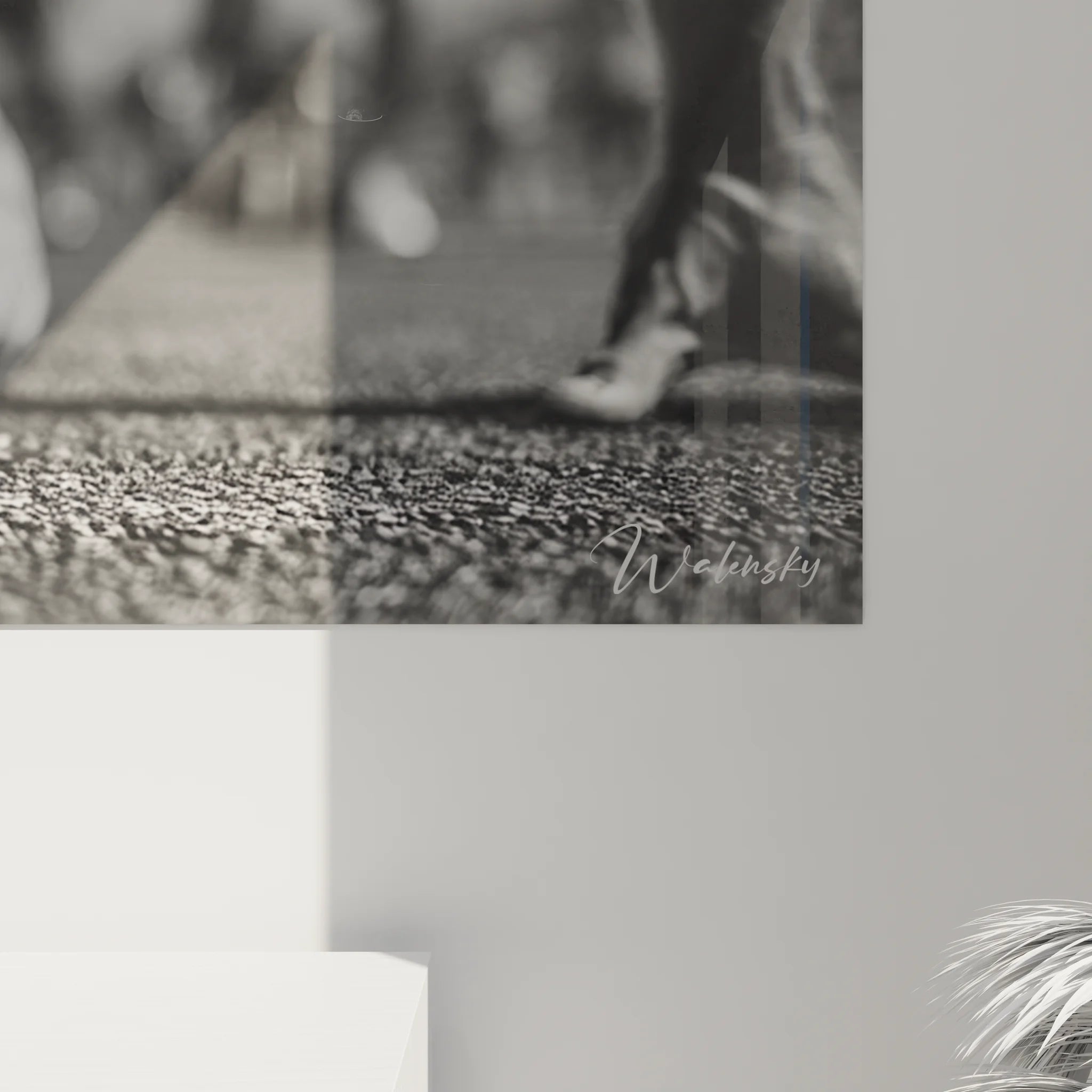 Vue d'ensemble tableau mural course à pied noir et blanc dans salon moderne