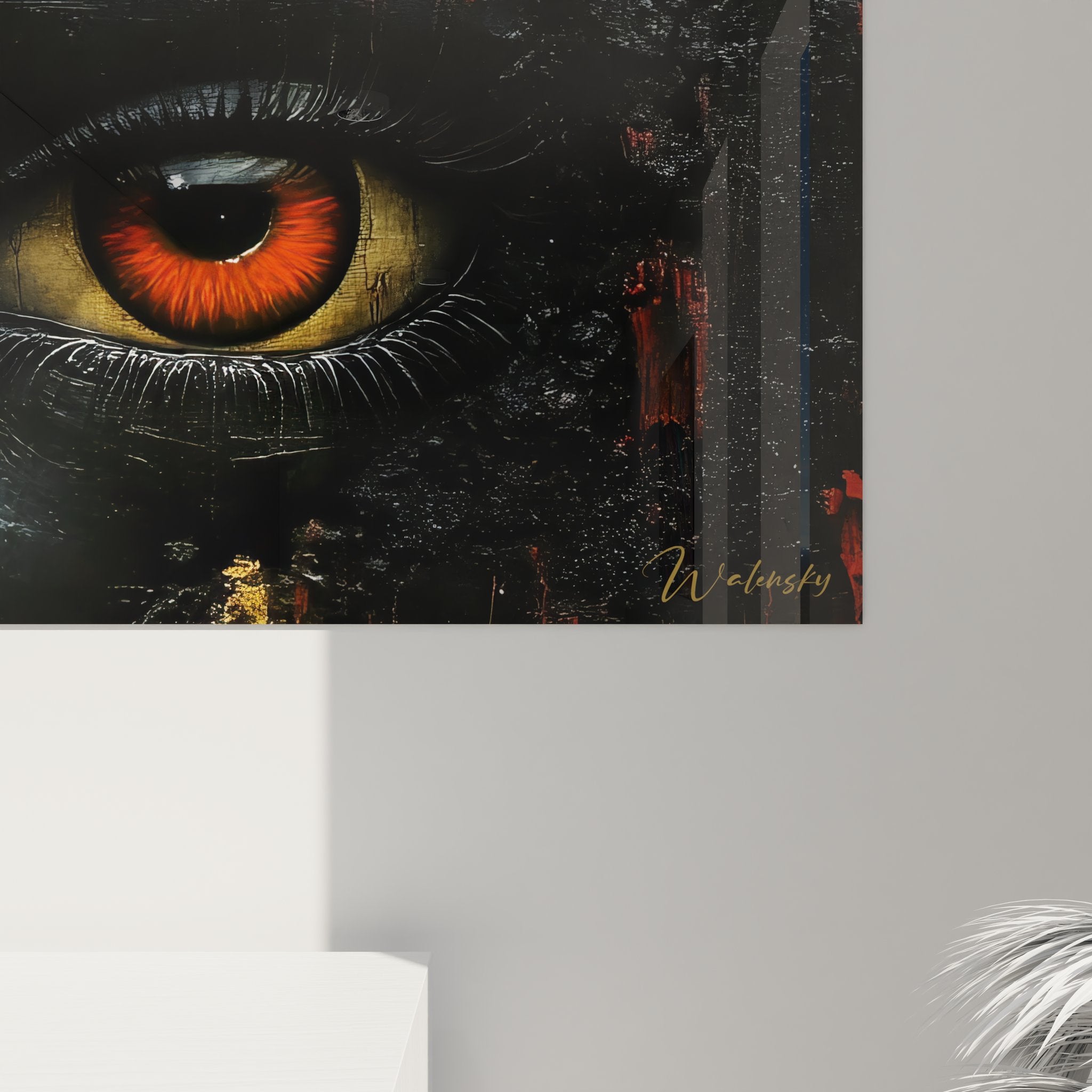 Vue ensemble tableau œil mystique panoramique moderne, composition abstraite dorée et noire sur mur blanc