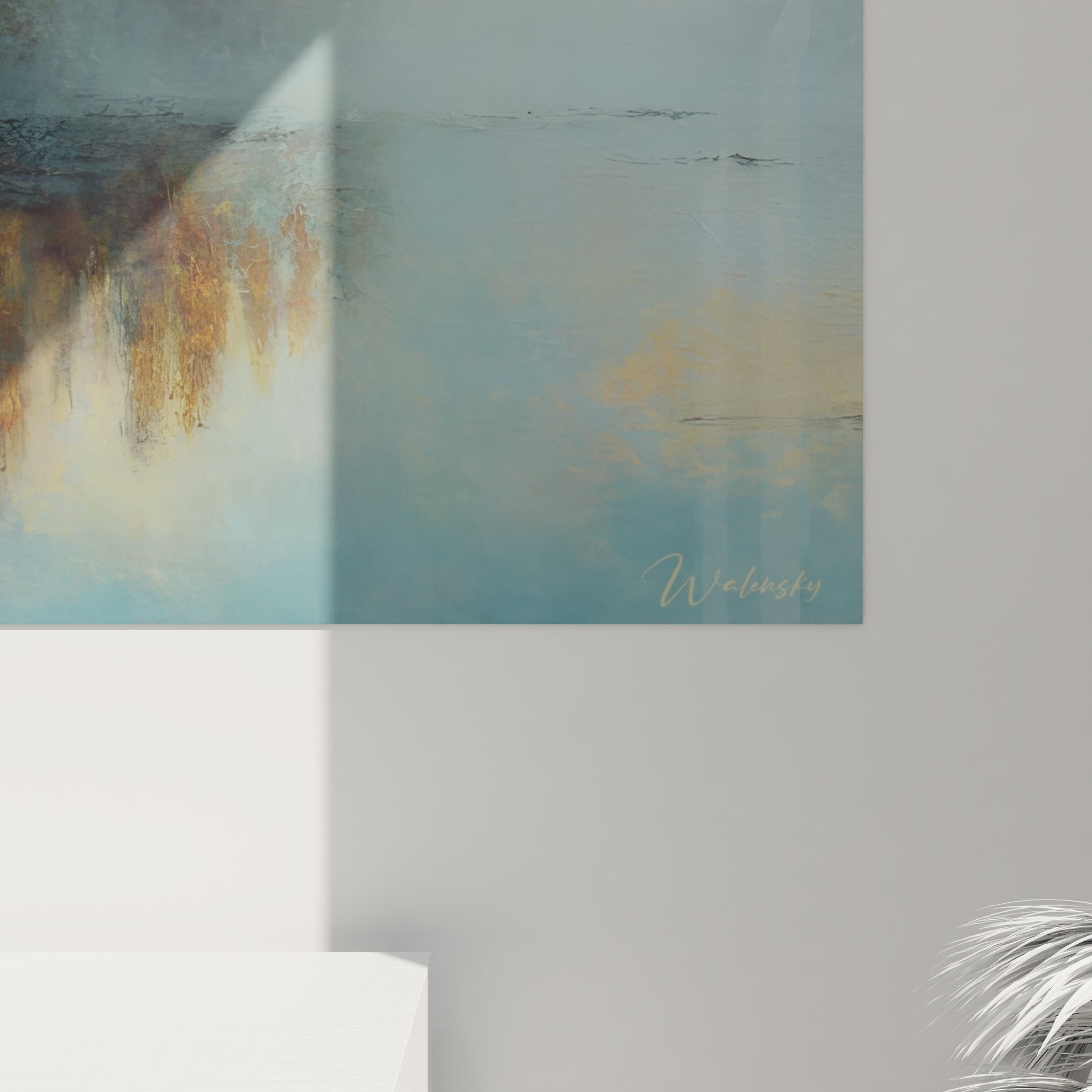 Vue d'ensemble tableau paysage lacustre brumeux avec tons dorés et bleus dans décor contemporain