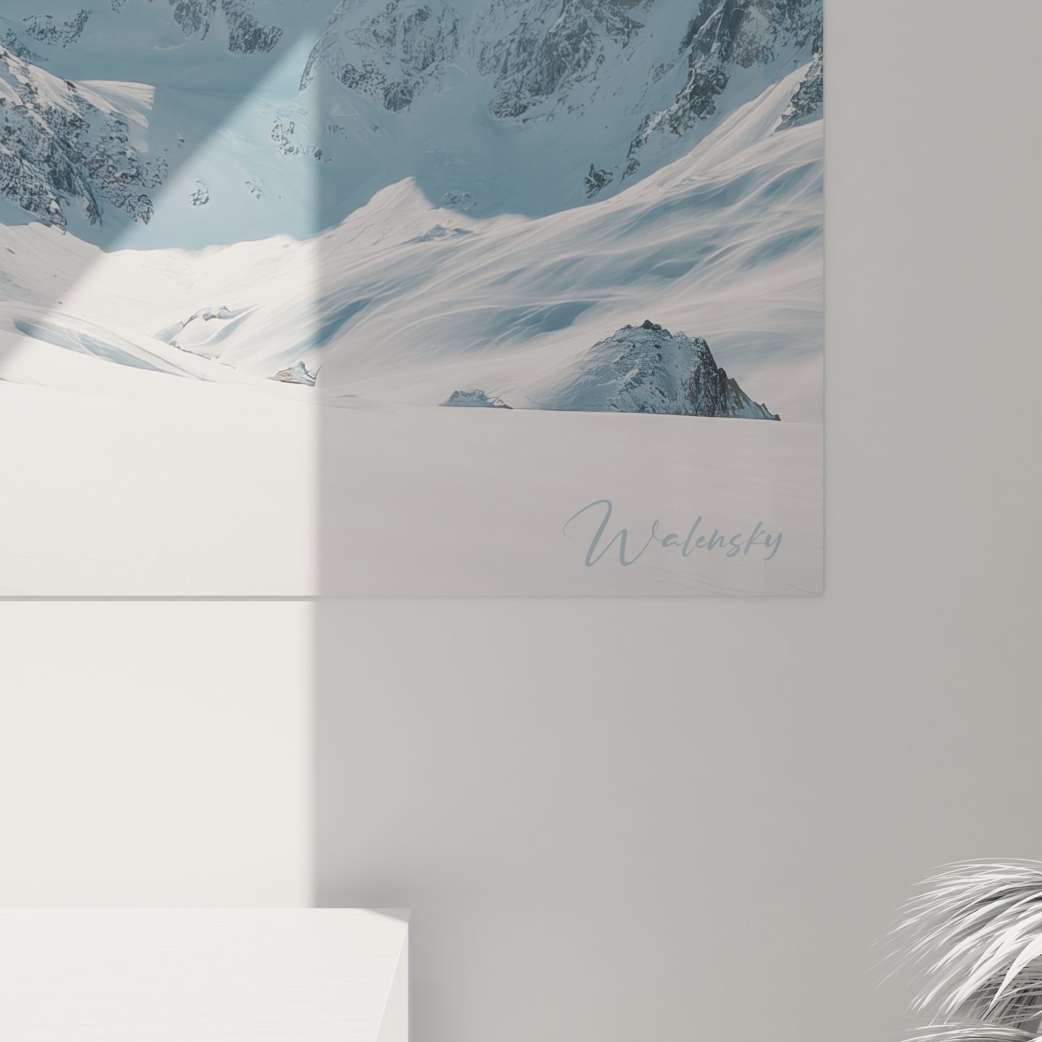 Vue ensemble tableau montagne enneigée dans intérieur moderne, décoration murale hiver élégante