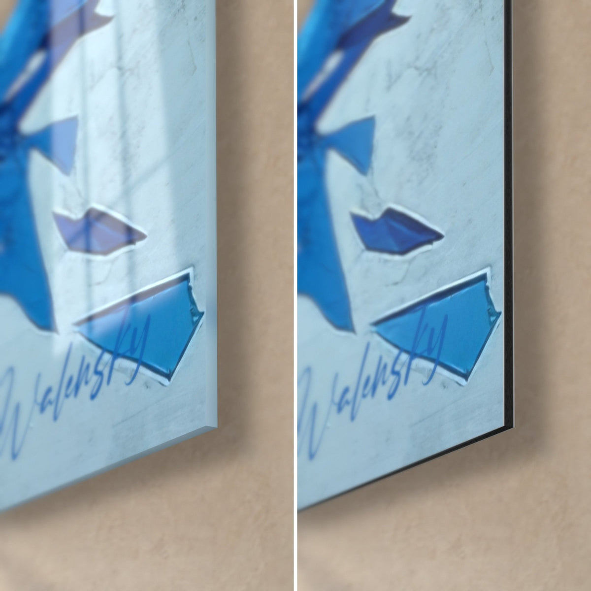 Schilderij ara in de vlucht, rechtsonder: kobaltblauwe scherven en handtekening Walensky, glanzend glas links, mat Dibond en 3 mm rand rechts