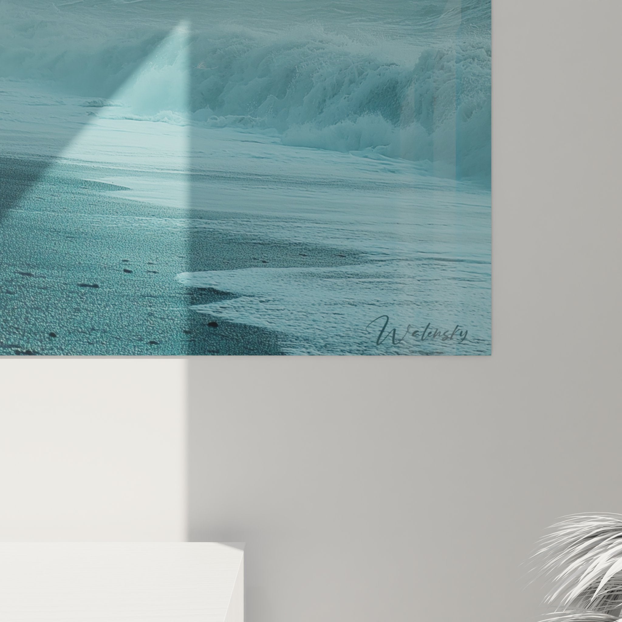 Vue ensemble tableau plage mystérieuse silhouette océan formations rocheuses brume marine