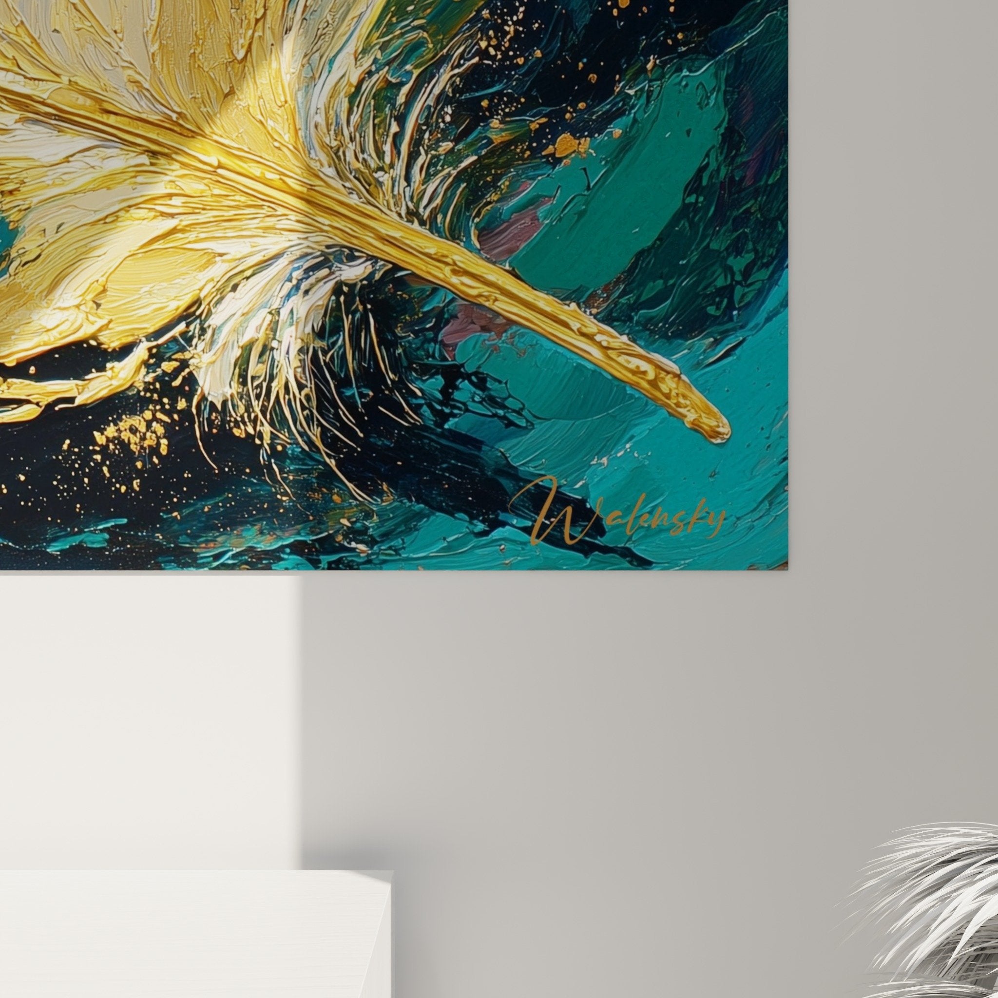 Vue ensemble tableau plume abstraite salon moderne decoration murale art contemporain bleu dore