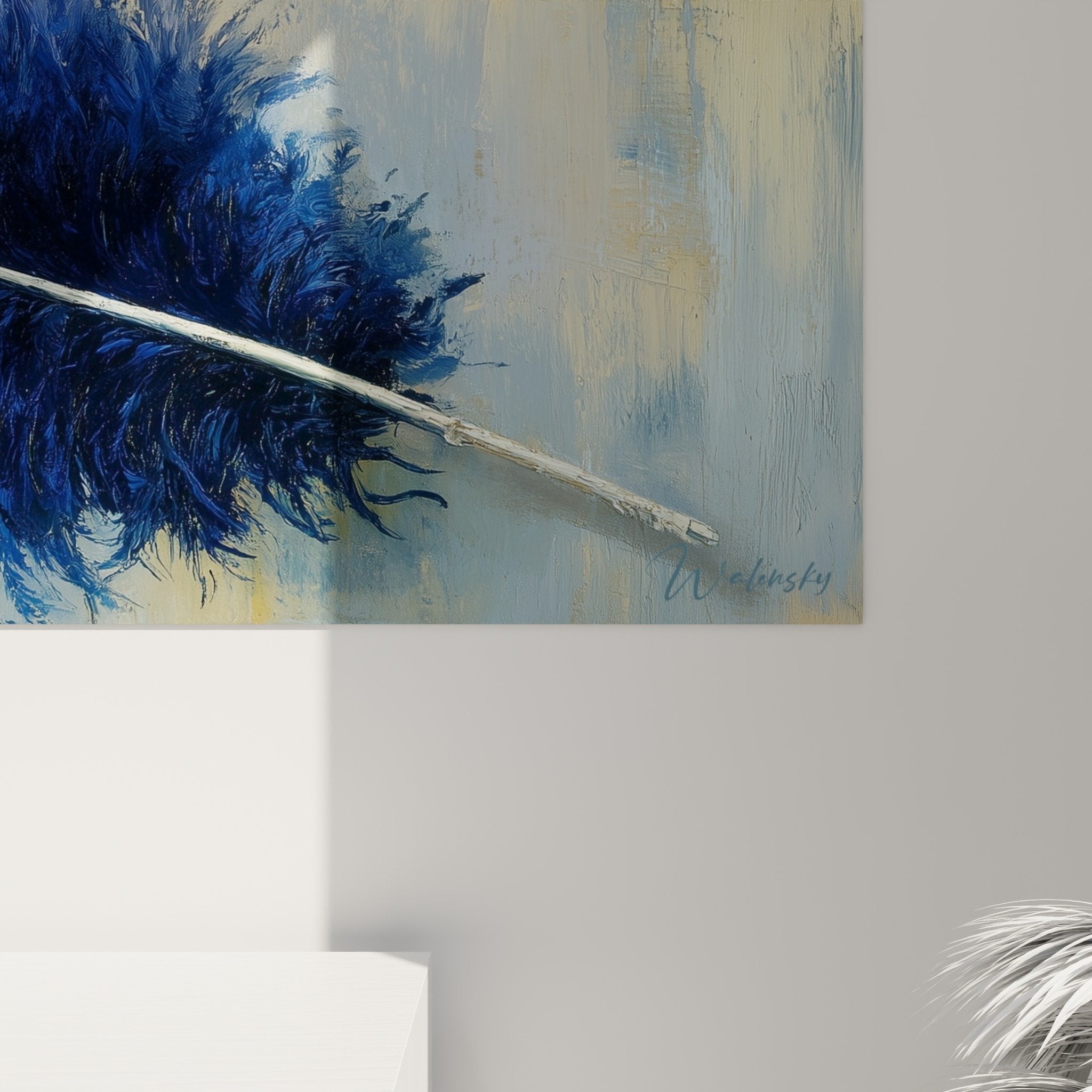 Vue d'ensemble tableau plume bleue - œuvre décorative minimaliste dans intérieur contemporain