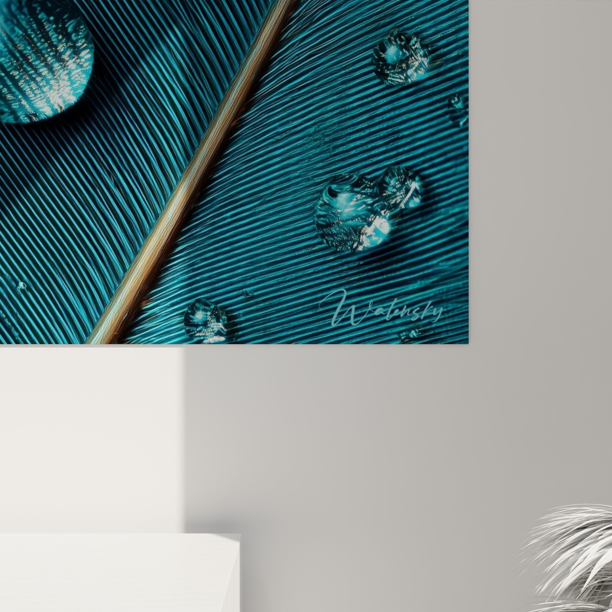 Vue d'ensemble tableau plume paon turquoise gouttes eau - art mural nature Edition Plume salon contemporain