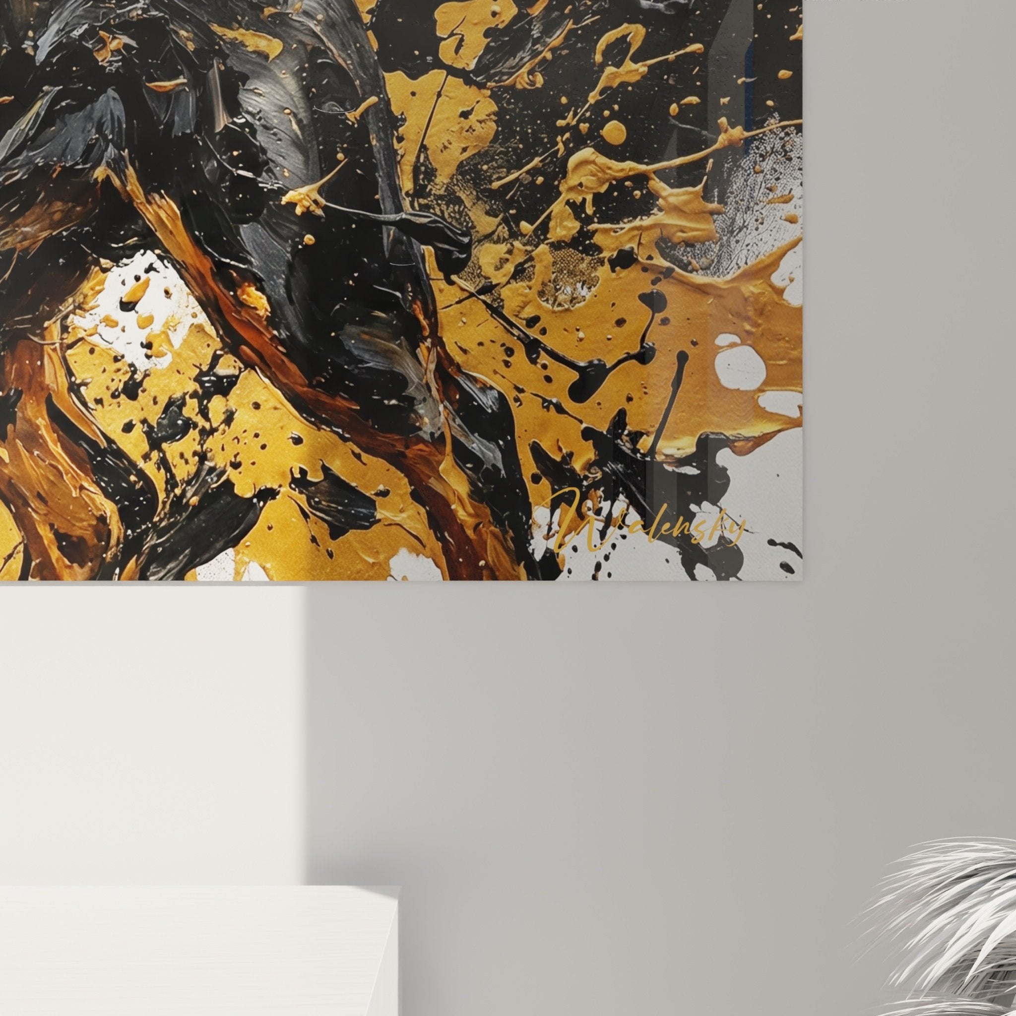 Vue d'ensemble du tableau Rottweiler avec éclaboussures colorées dans un intérieur design moderne