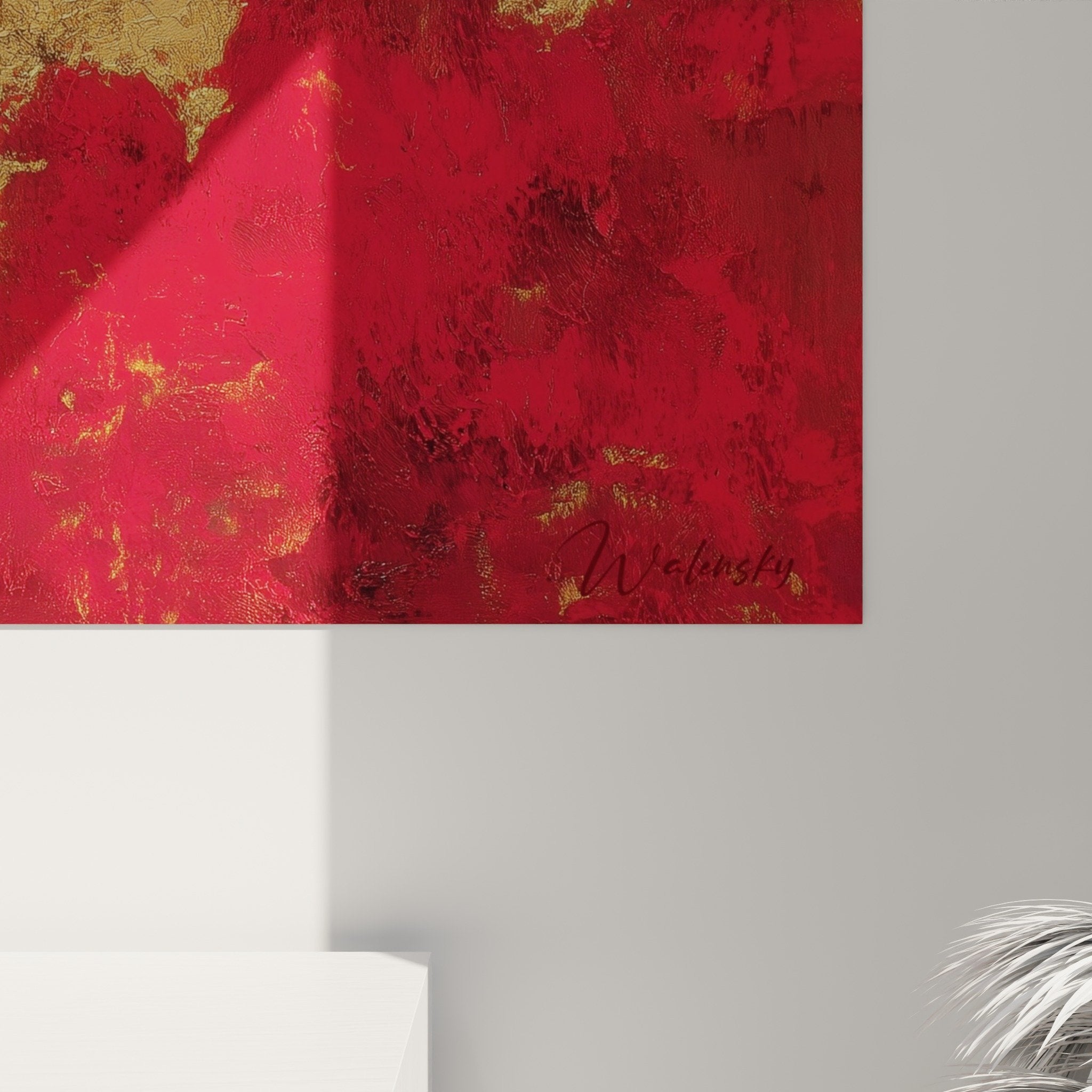 Vue d'ensemble tableau abstrait rouge et or dans salon moderne avec éclairage d'ambiance