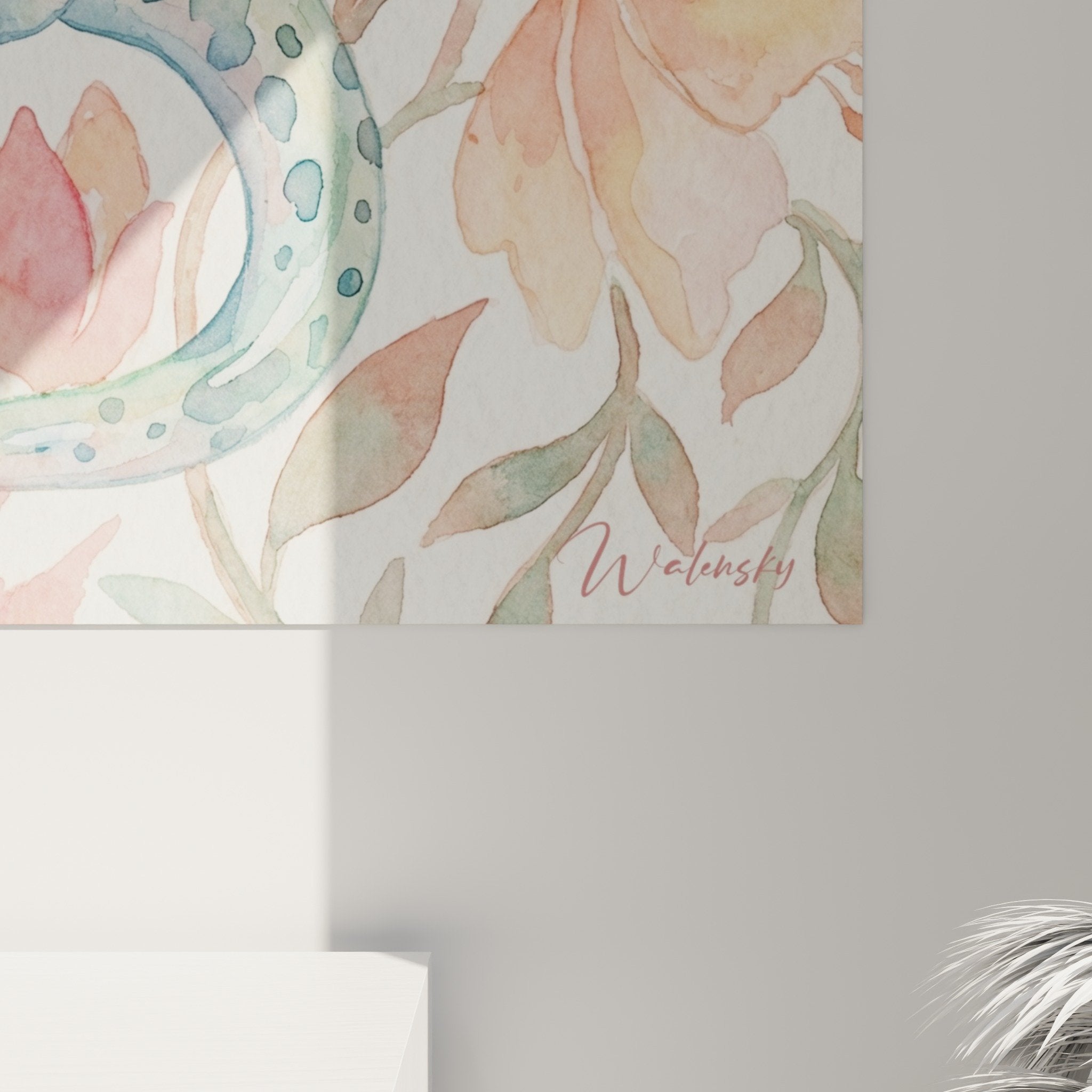 Vue d'ensemble tableau mural salamandre et fleurs roses dans intérieur moderne lumineux