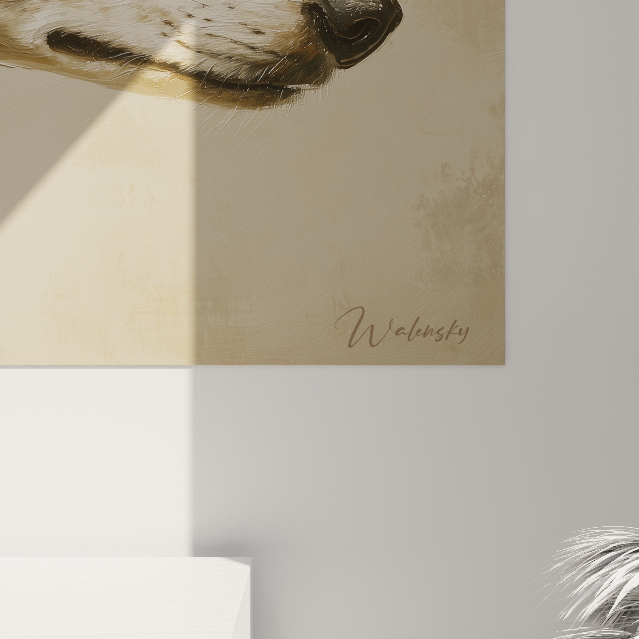 Vue d'ensemble tableau Saluki lévrier doré, composition artistique sur mur clair décoration intérieure