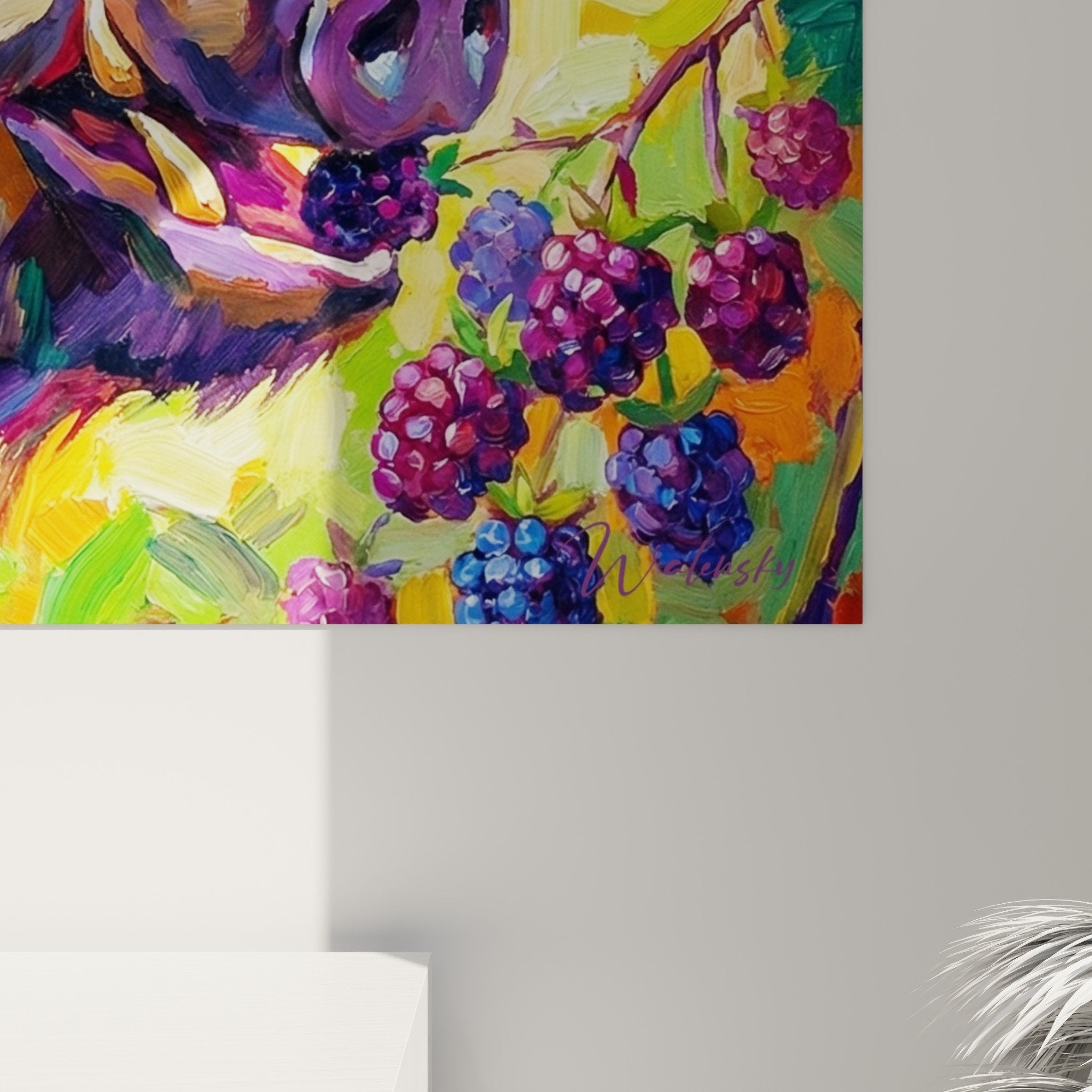 Übersichtsansicht des farbenfrohen Wildschwein-Gemäldes in einem modernen Interieur mit seiner leuchtenden Palette aus Violett, Orange und Grün