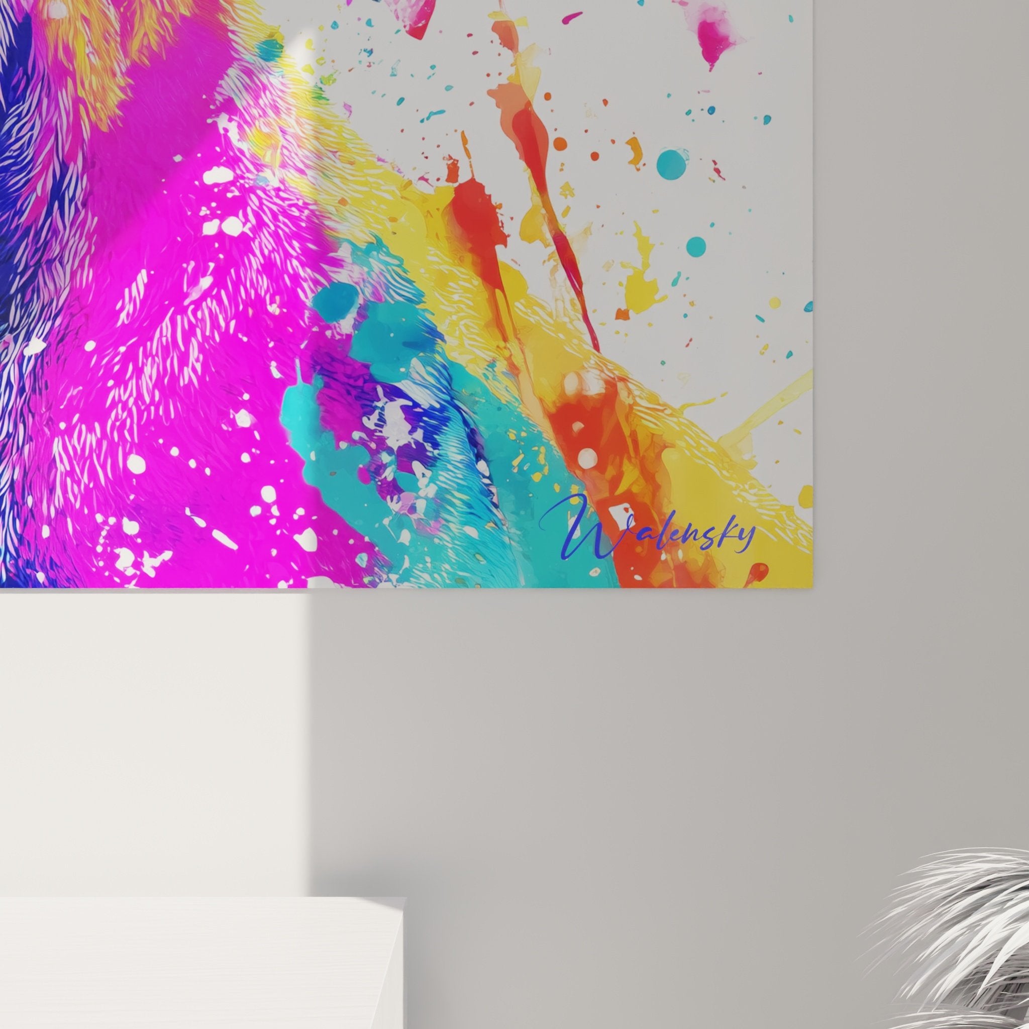 Übersichtsansicht des mehrfarbigen Shar Pei Kunstwerks in einem modernen Wohnzimmer mit minimalistischem Design