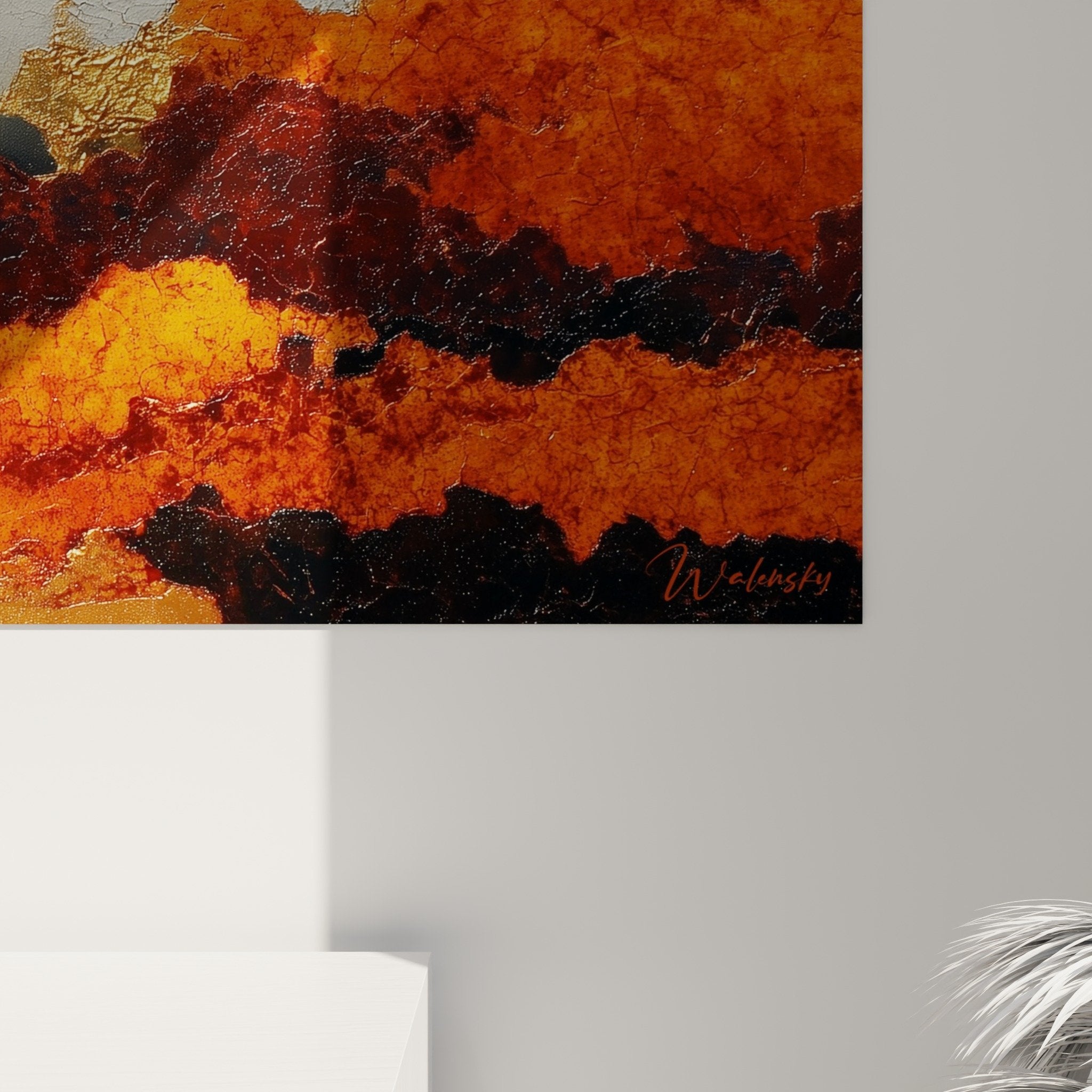 Vue d'ensemble du tableau abstrait aux tons terreux dans un intérieur moderne avec mobilier en bois naturel