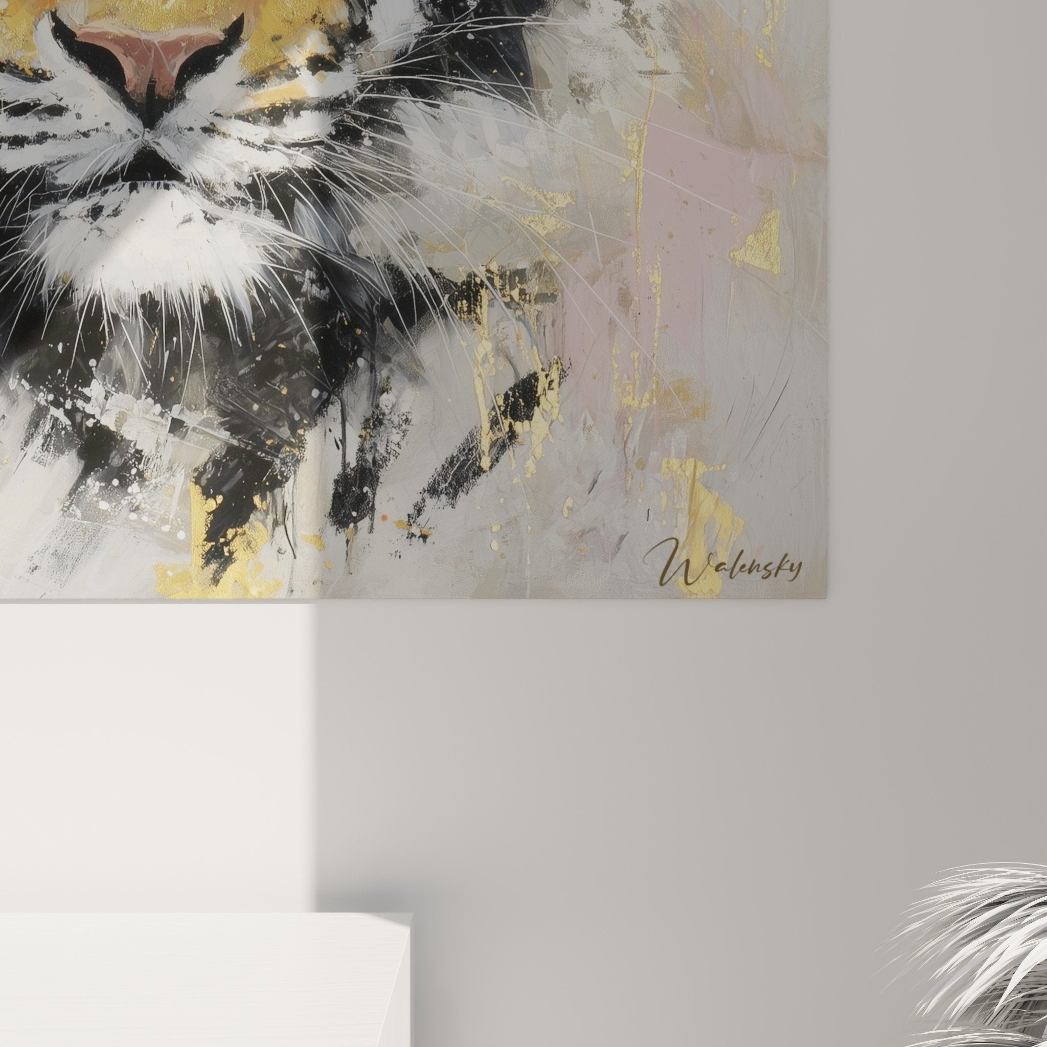 Vue ensemble tableau tigre aux tons dores roses, oeuvre expressionniste grand format decoration interieure moderne