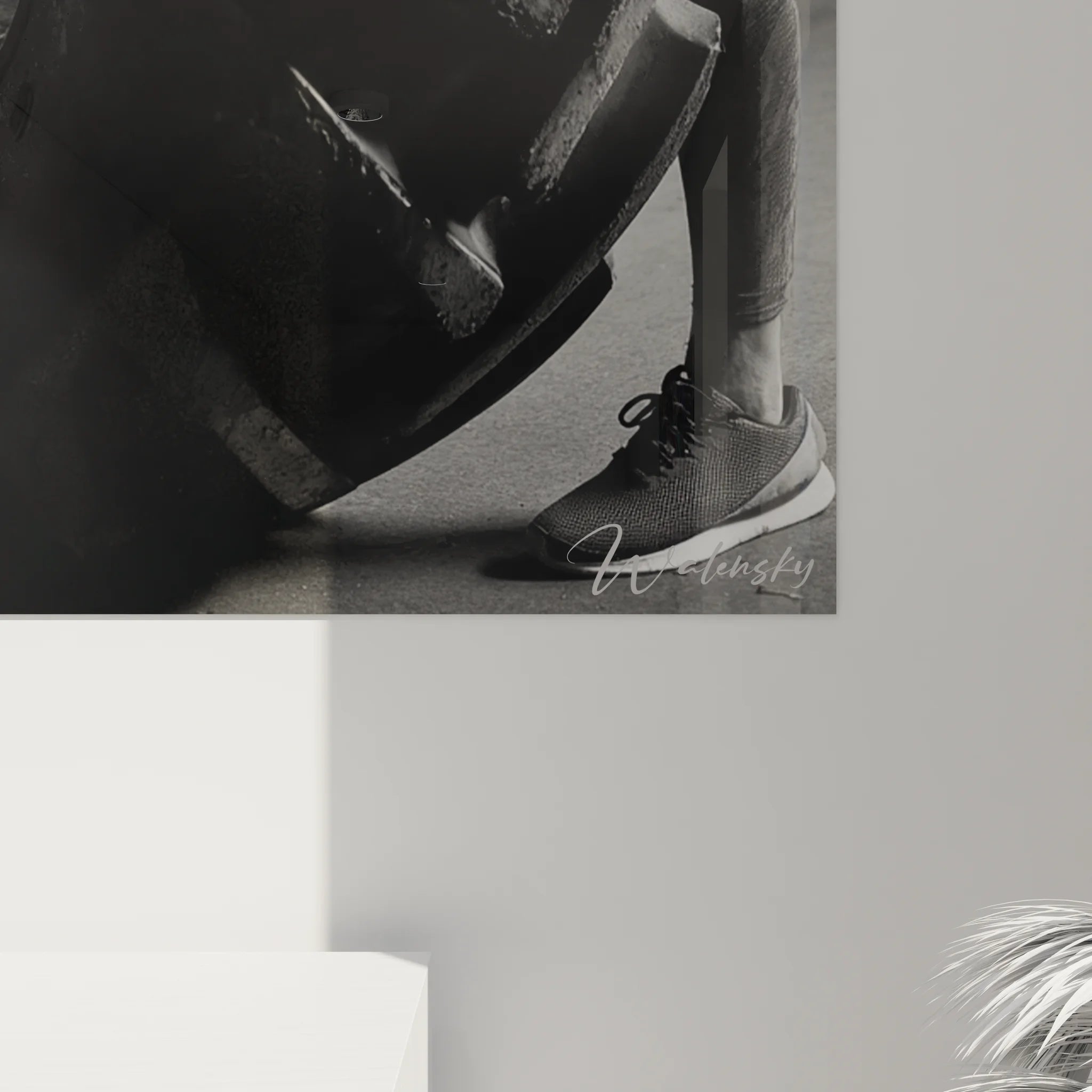 Vue ensemble tableau XXL femme tire pneu géant sports noir blanc décoration murale moderne