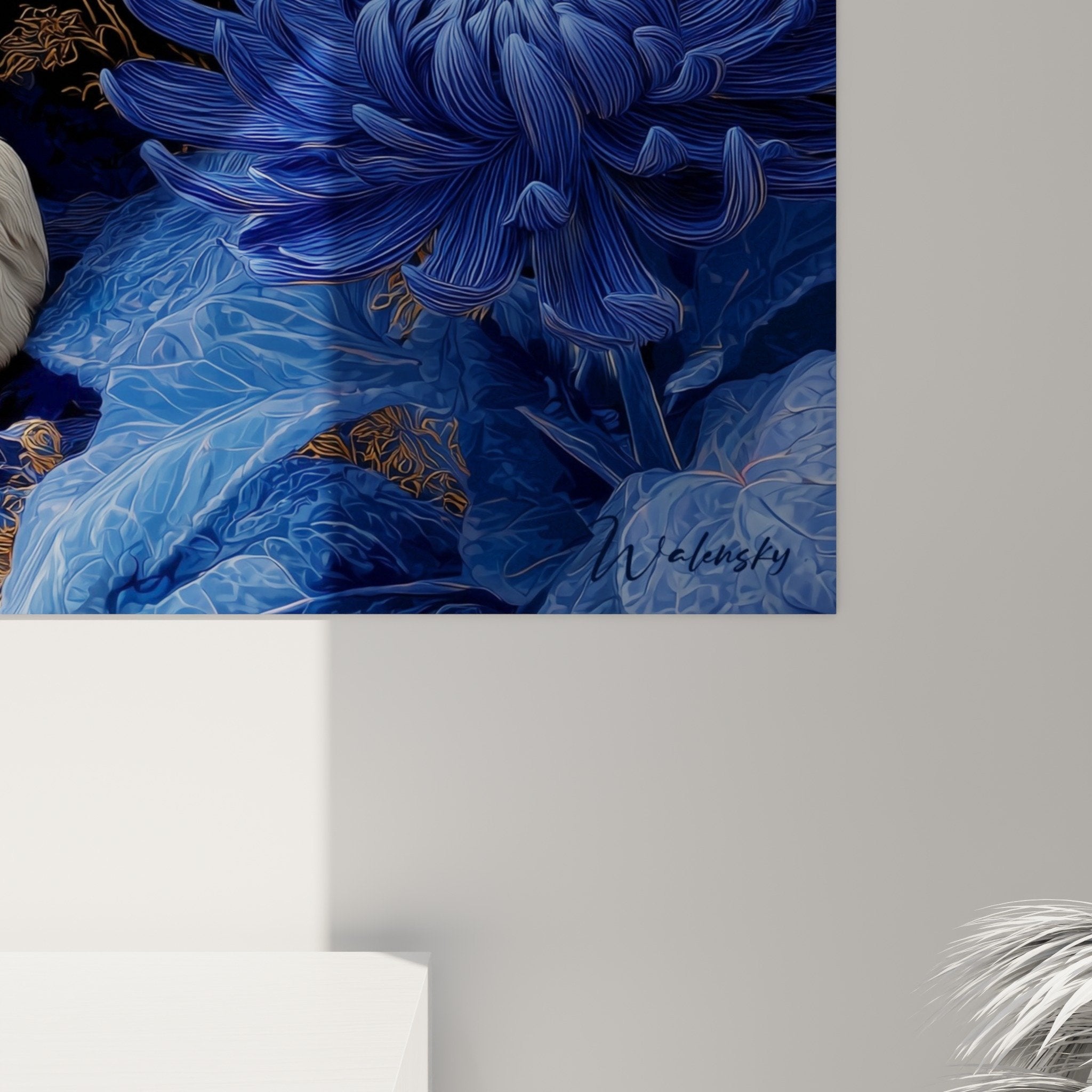 Vue d'ensemble tableau tigre blanc dans jardin floral bleu, œuvre décorative pour intérieur raffiné