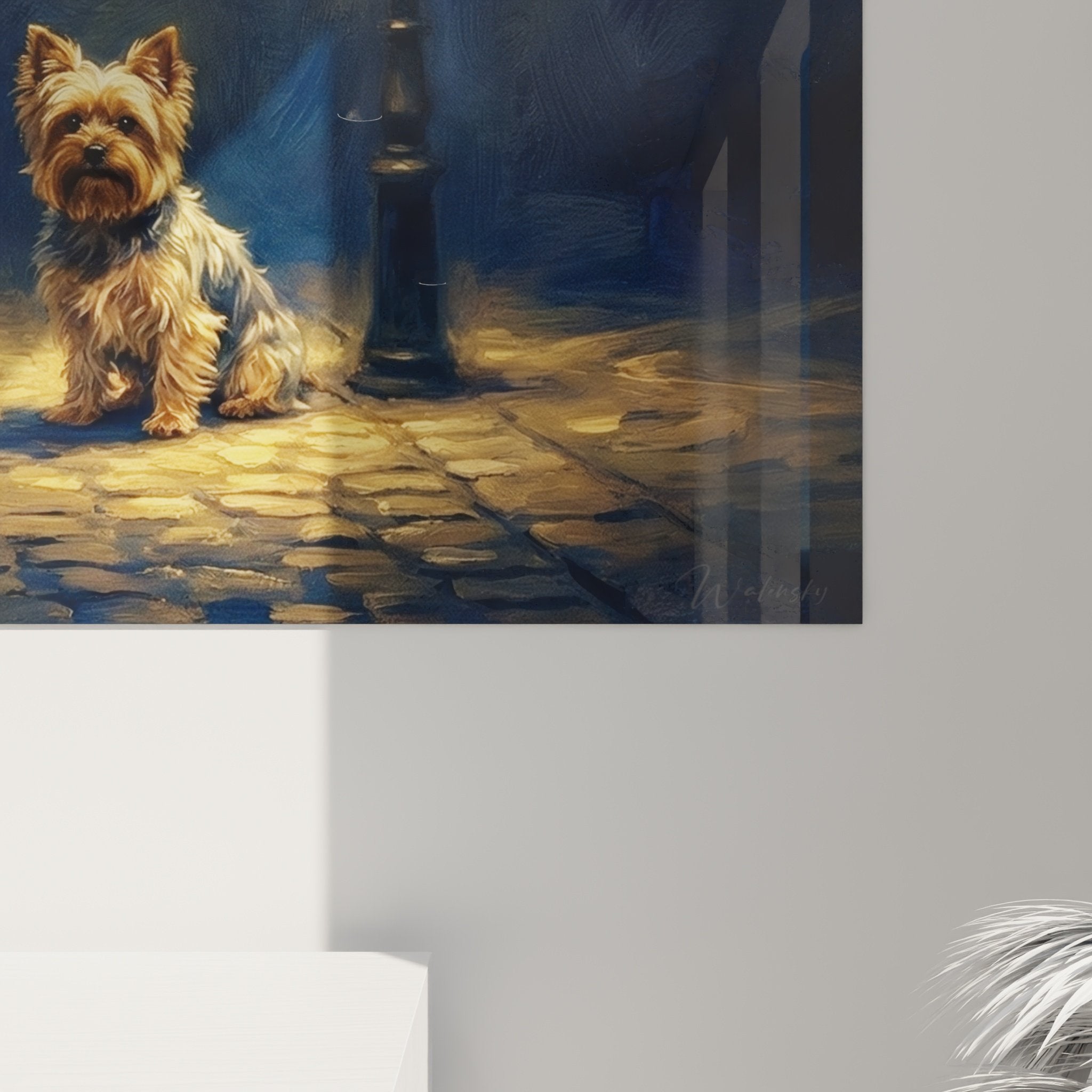 Vue d'ensemble tableau Yorkshire Terrier nocturne, composition artistique ruelle pavée réverbère