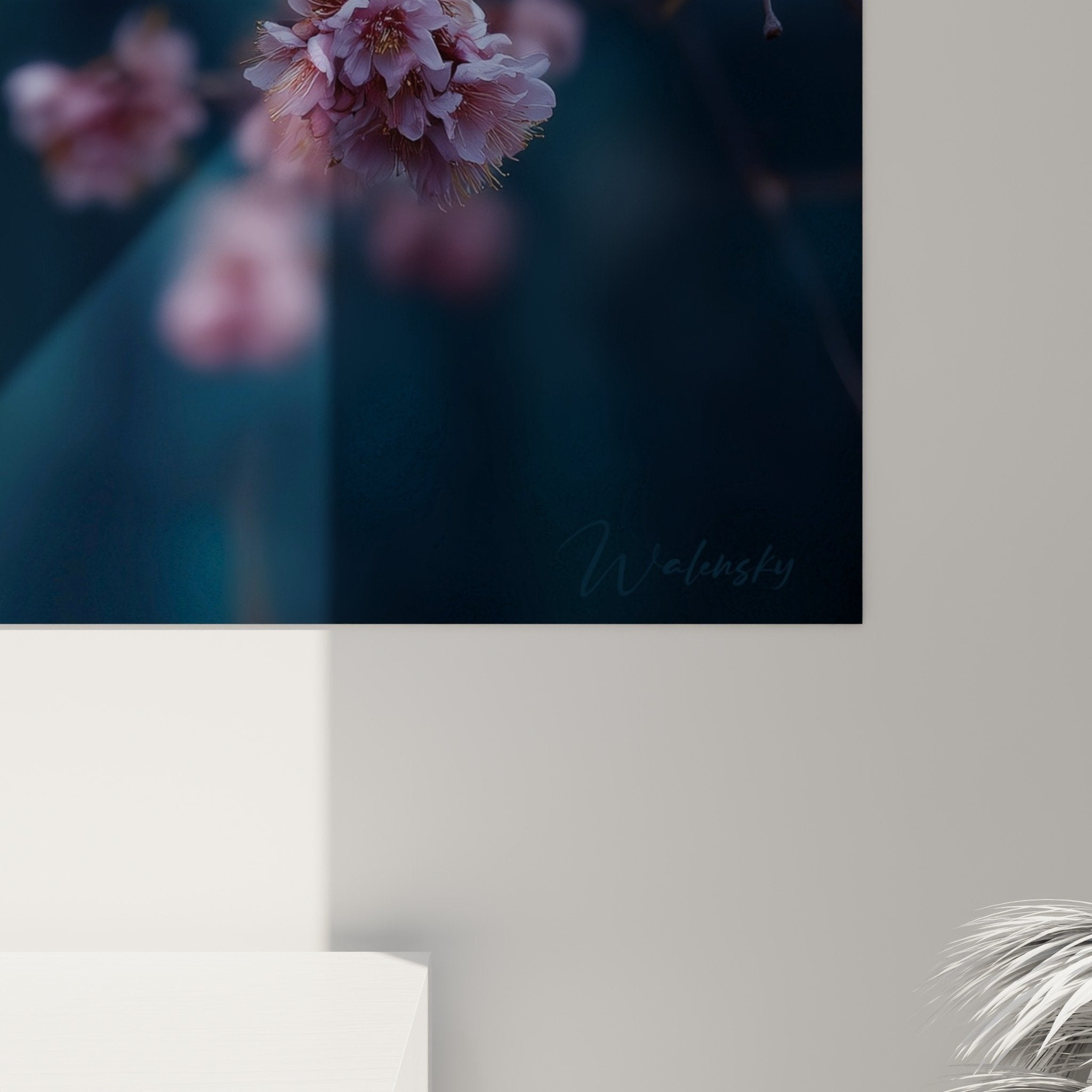 Vue ensemble tableau lanterne orientale branche cerisier fleurs roses fond bleu nuit decoration murale