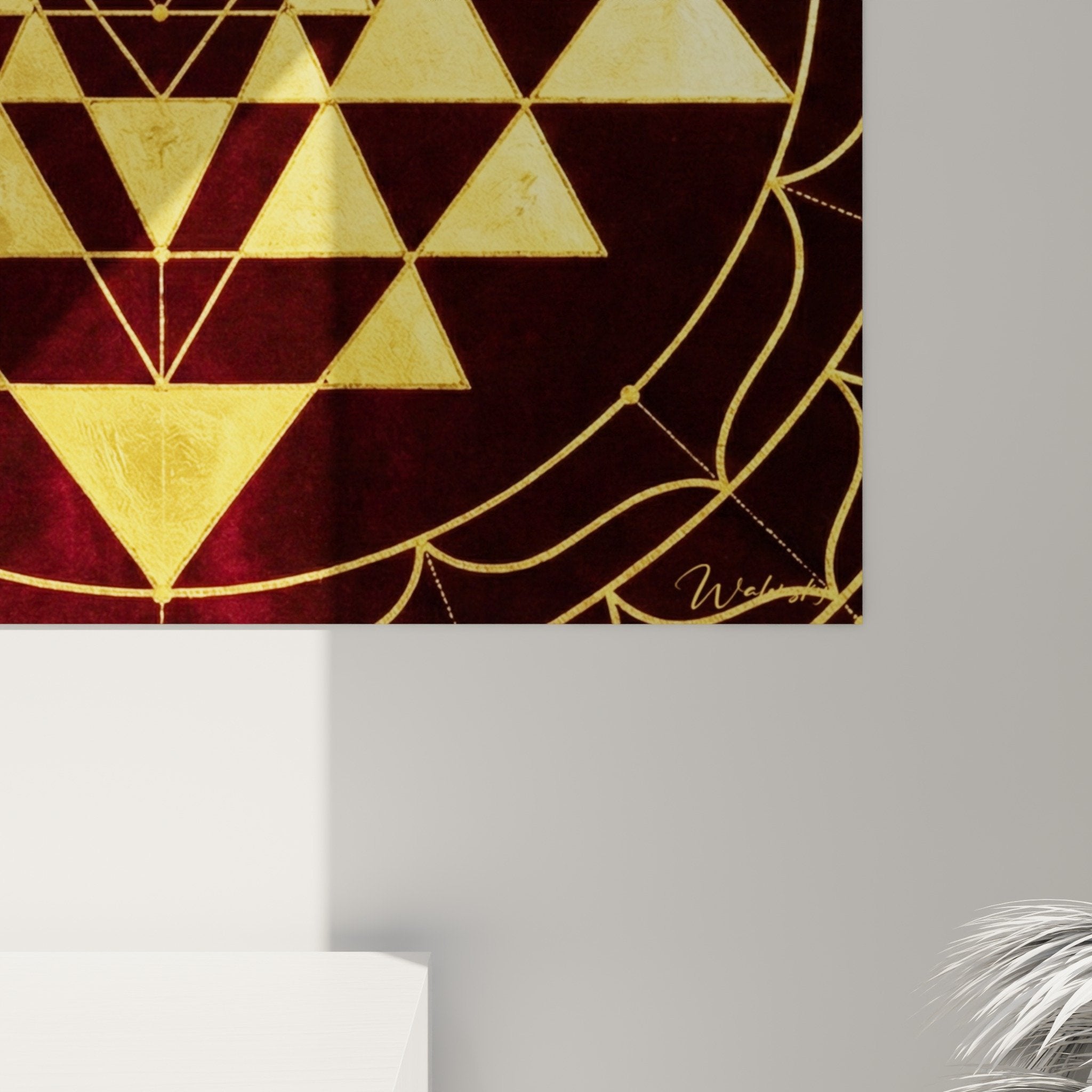 Vue ensemble mandala yantra dore bordeaux composition triangulaire geometrie sacree decoration interieur