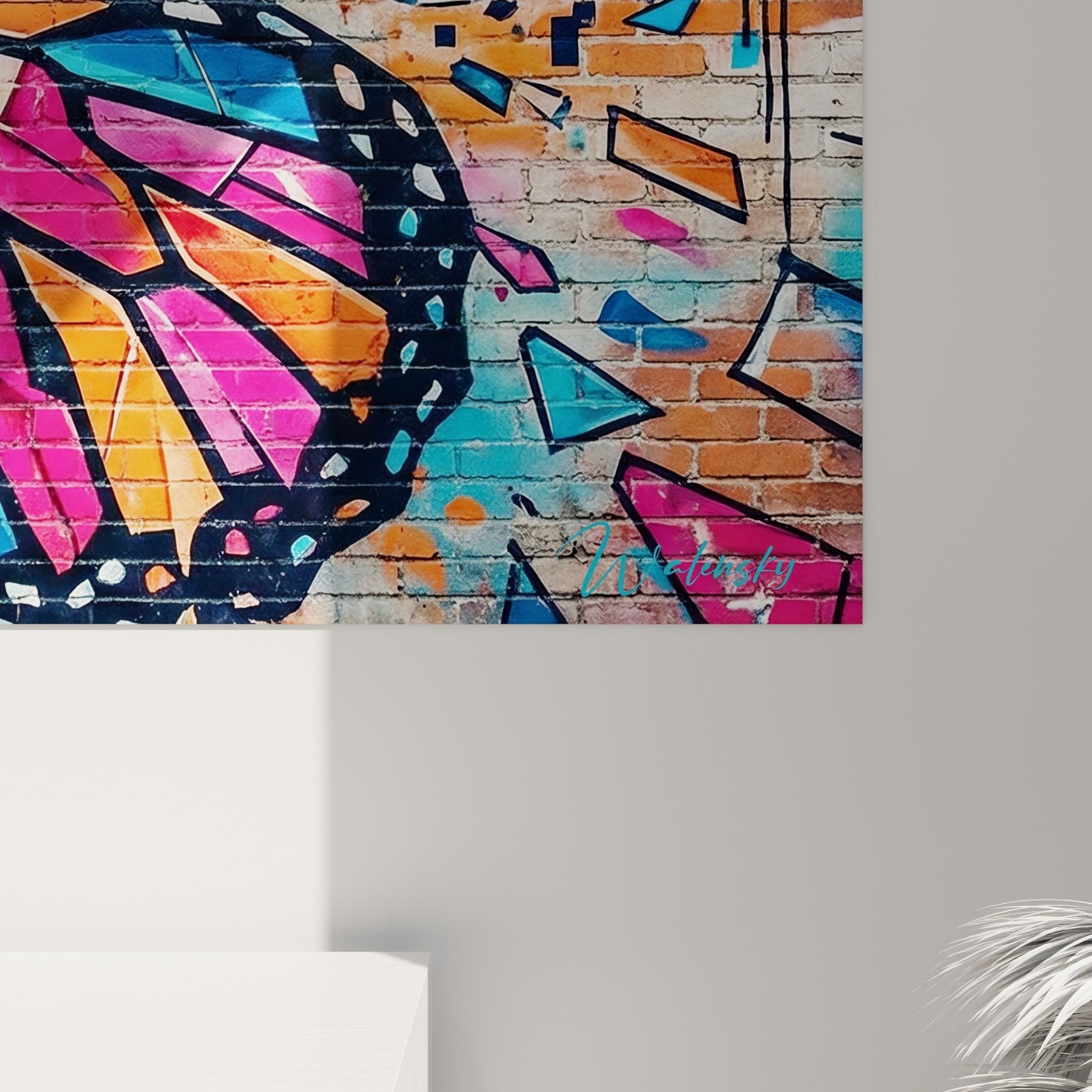 Gesamtansicht Schmetterlings-Straßenkunst-Gemälde Neon mehrfarbig auf Backsteinmauer in modernem Interieur