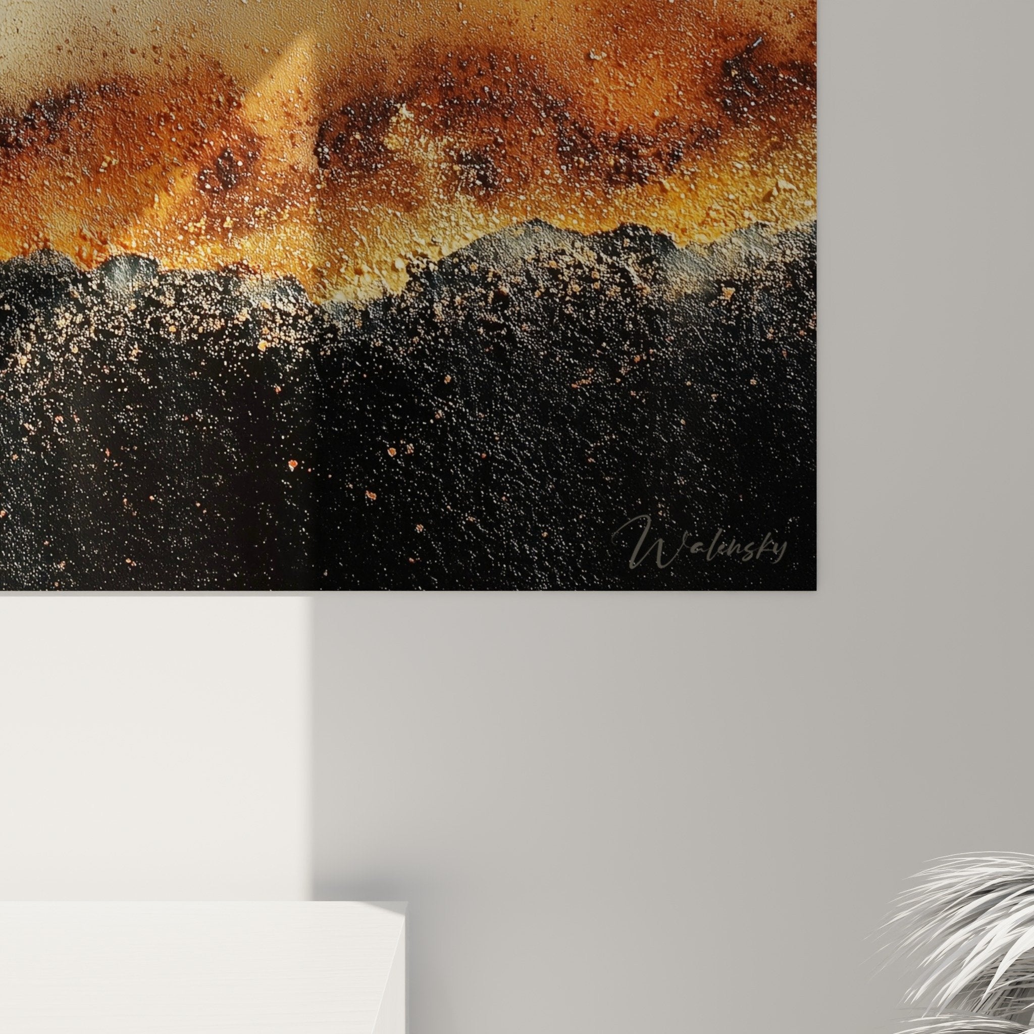 Vue ensemble tableau abstrait orange noir dore dans salon moderne feng shui centre terre decoration contemporaine