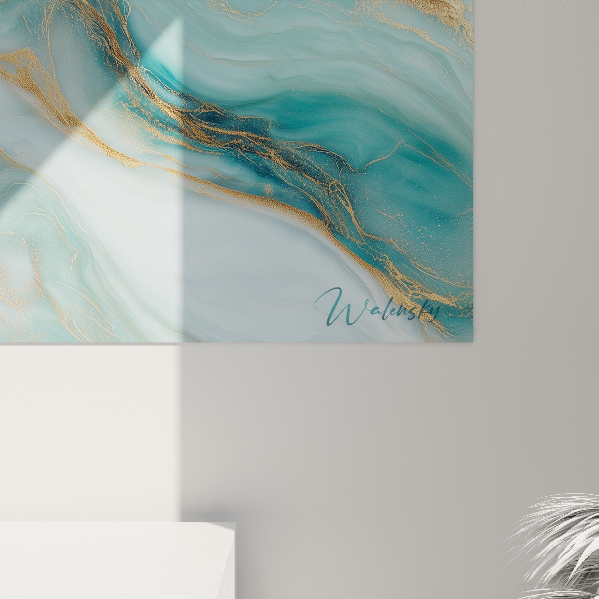 Vue ensemble tableau abstrait marbre bleu turquoise dore dans salon moderne blanc