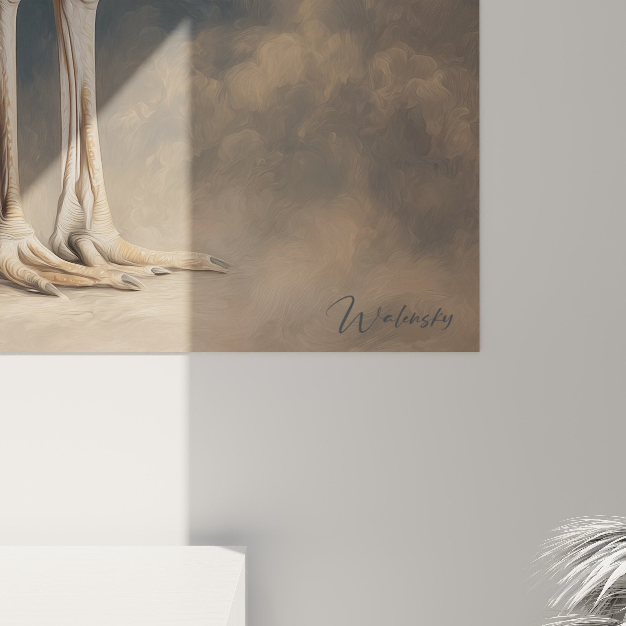 Vue ensemble tableau autruche salon decoration murale art animalier plumes noires beiges atmosphere