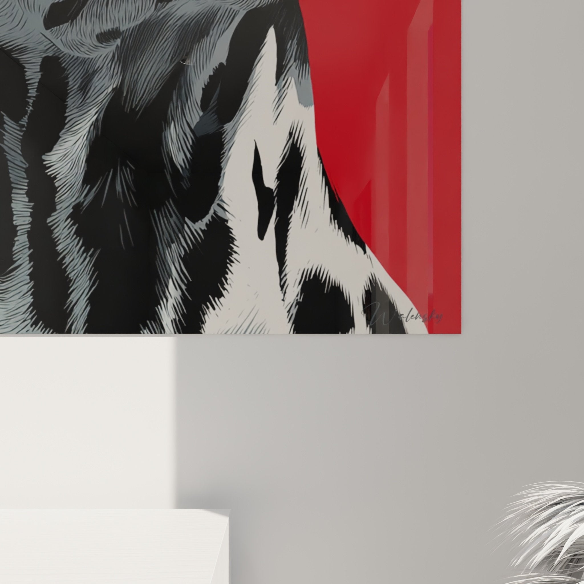 Vue d'ensemble du tableau dalmatien dans salon contemporain, œuvre rouge contrastant sur mur neutre