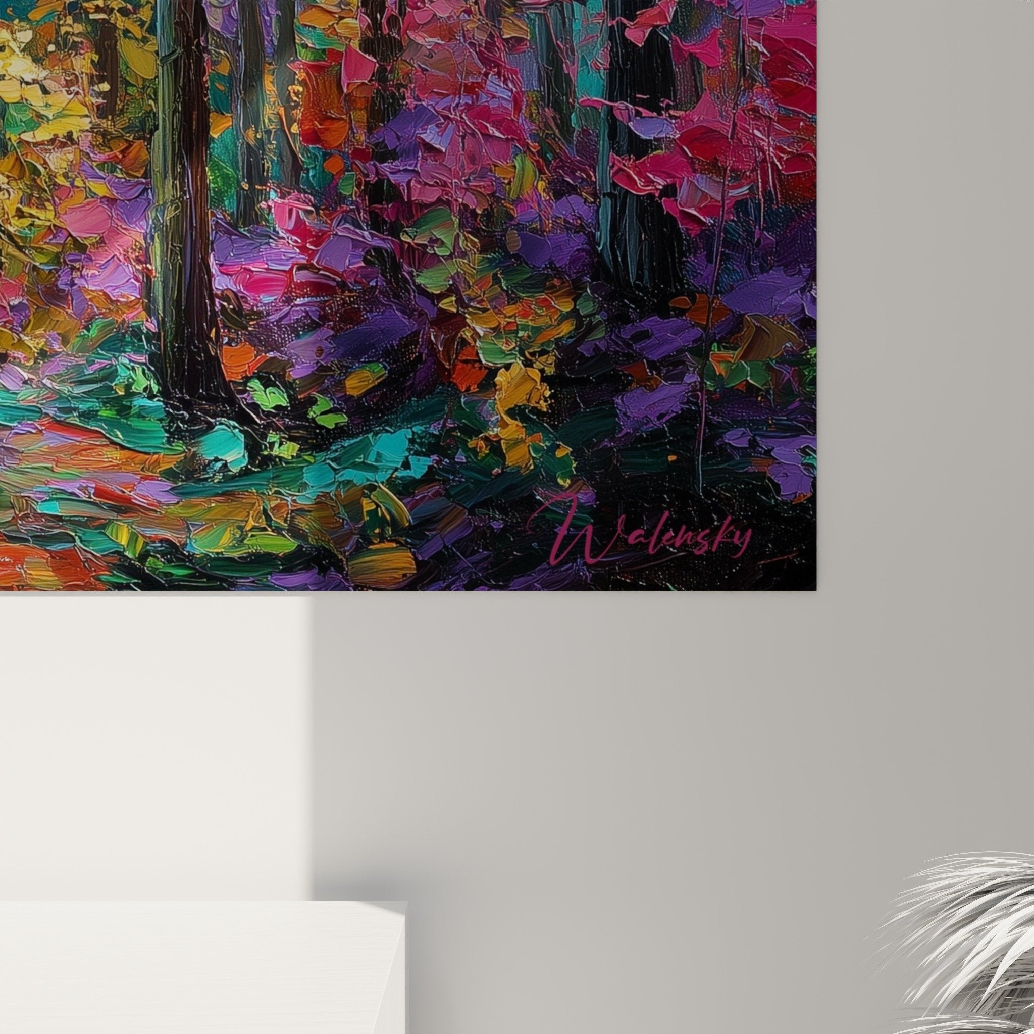 Vue ensemble tableau foret automnale violette dans salon moderne, decoration murale zen aux tons pourpres