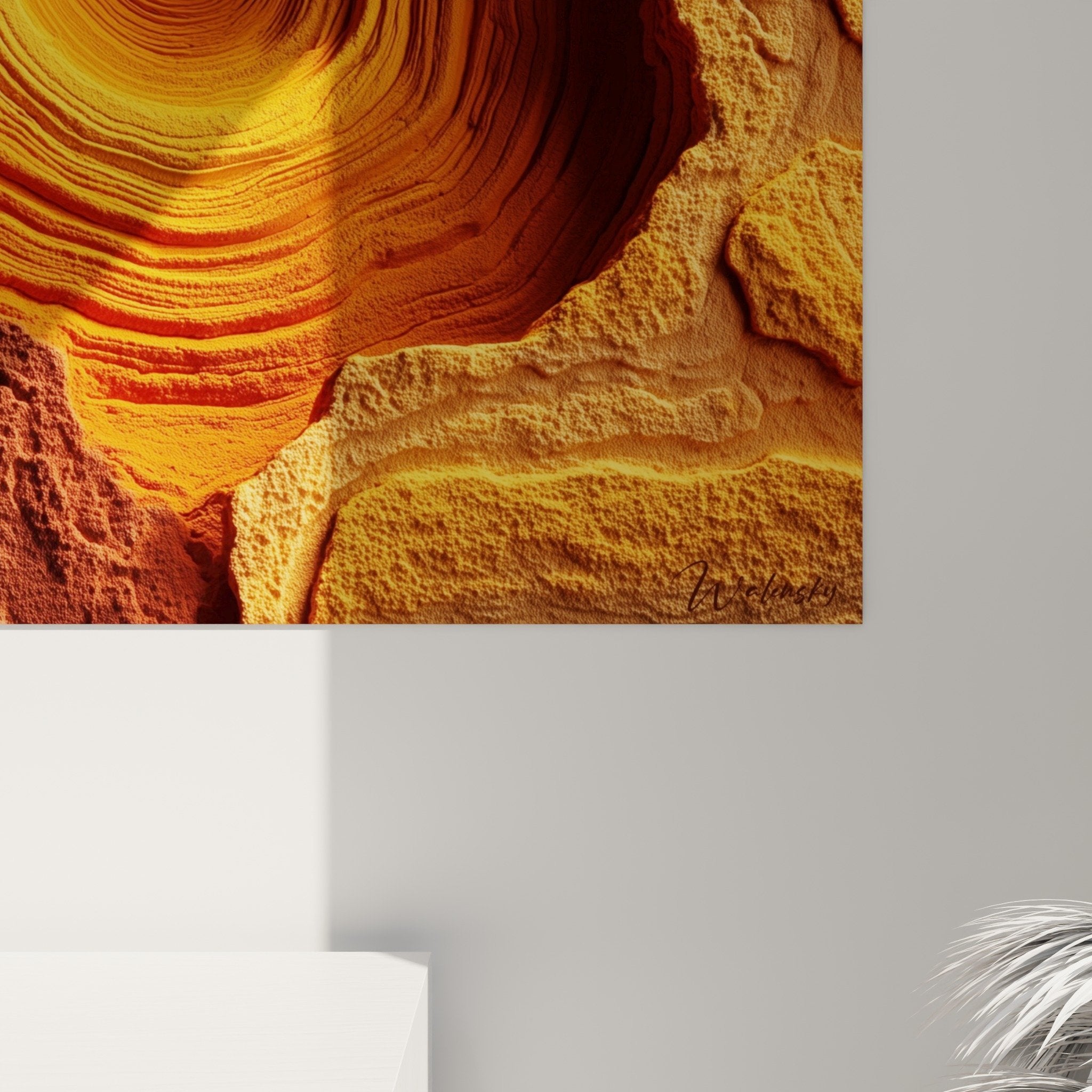 Vue éloignée tableau spirale rocheuse orangée dans salon lumineux décoration murale feng shui