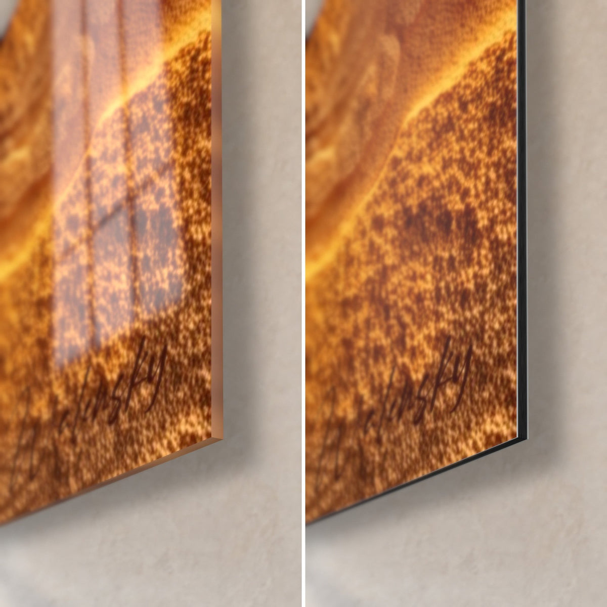 Quadro strati di arenaria in ocra e arancio su vetro acrilico lucido con riflessi, di fronte all'alluminio Dibond opaco, bordo nero da 3 mm, angolo in basso a destra