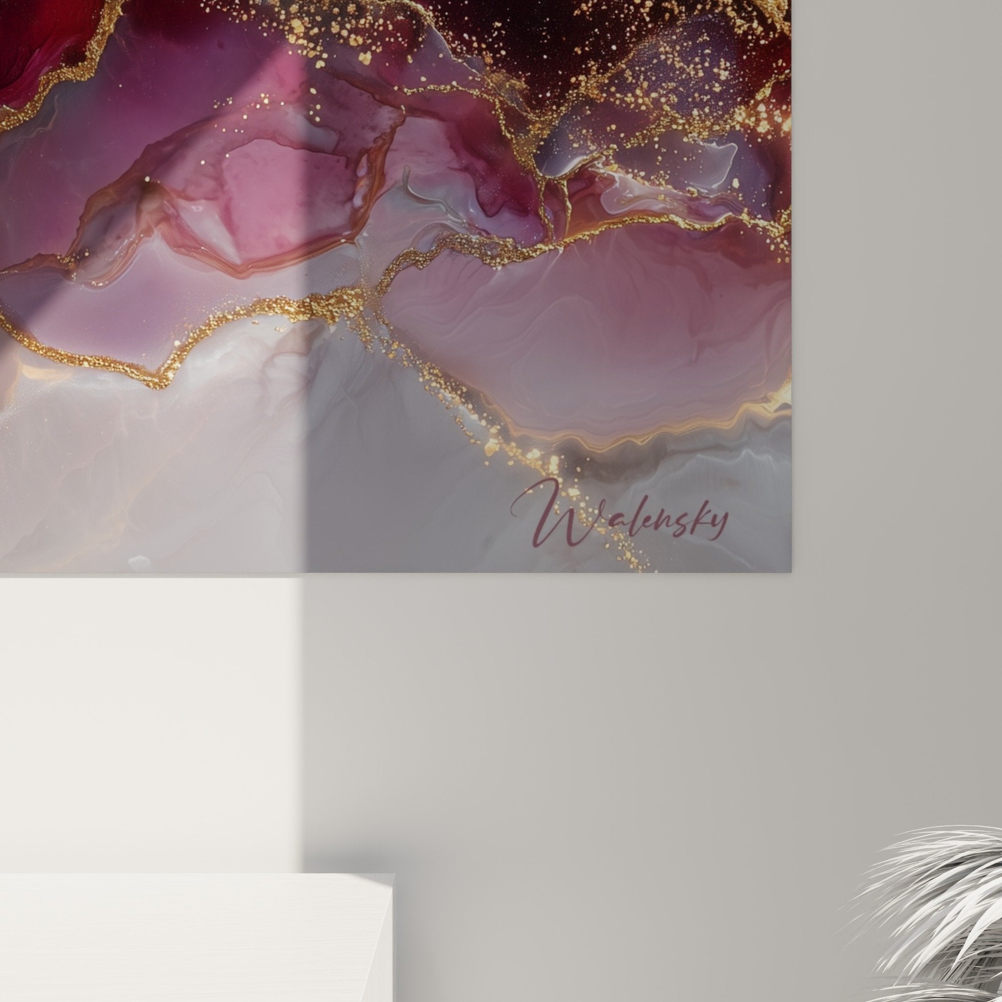 Übersicht des abstrakten Marmortableaus in Violett mit goldenen Glanzeffekten im Wohnzimmer