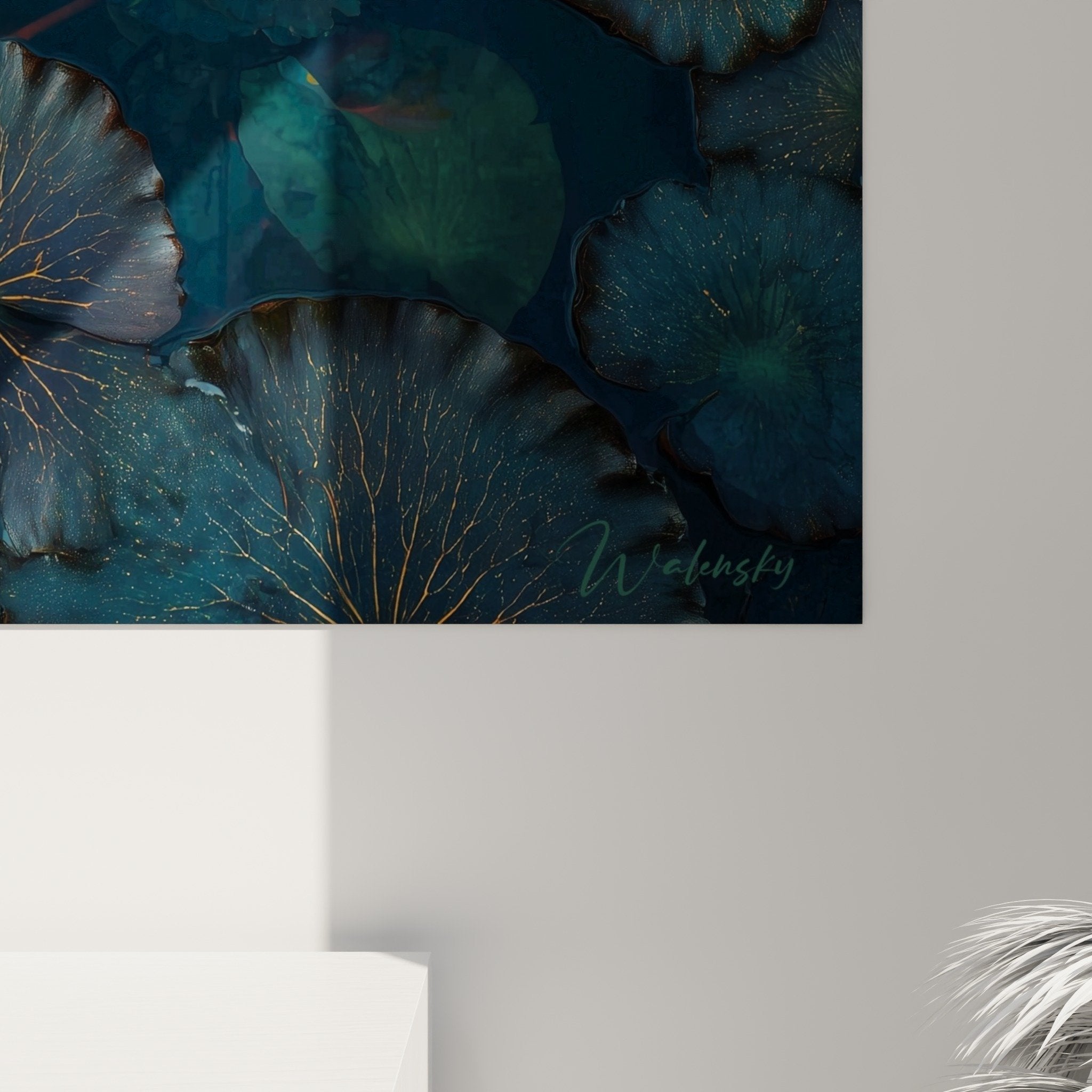 Vue d'ensemble tableau nénuphare dans salon, œuvre aquatique aux tons bleus et dorés